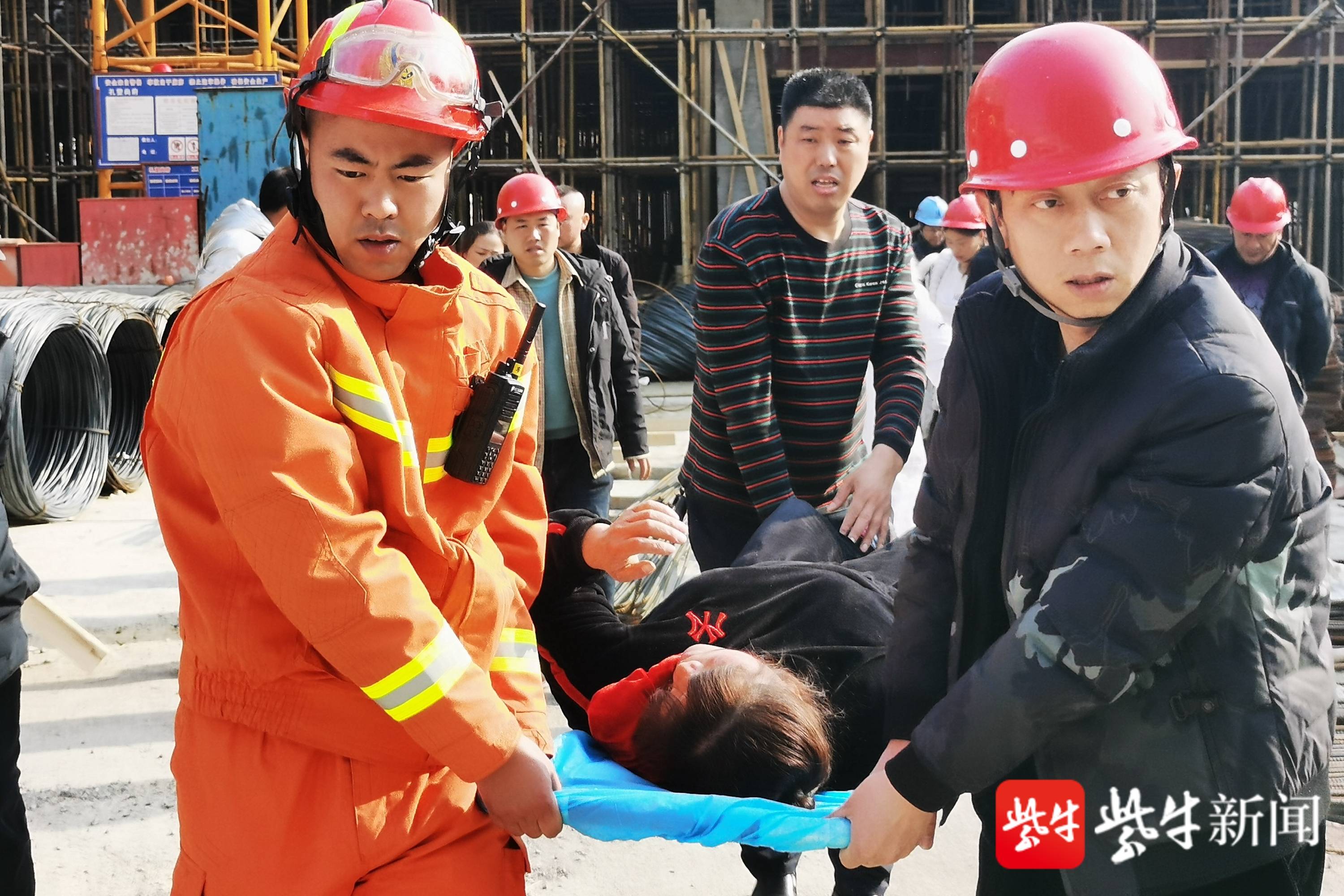 女驾驶员40米塔吊上突发脑血栓 ,消防员巧用"升降斗"将其救下