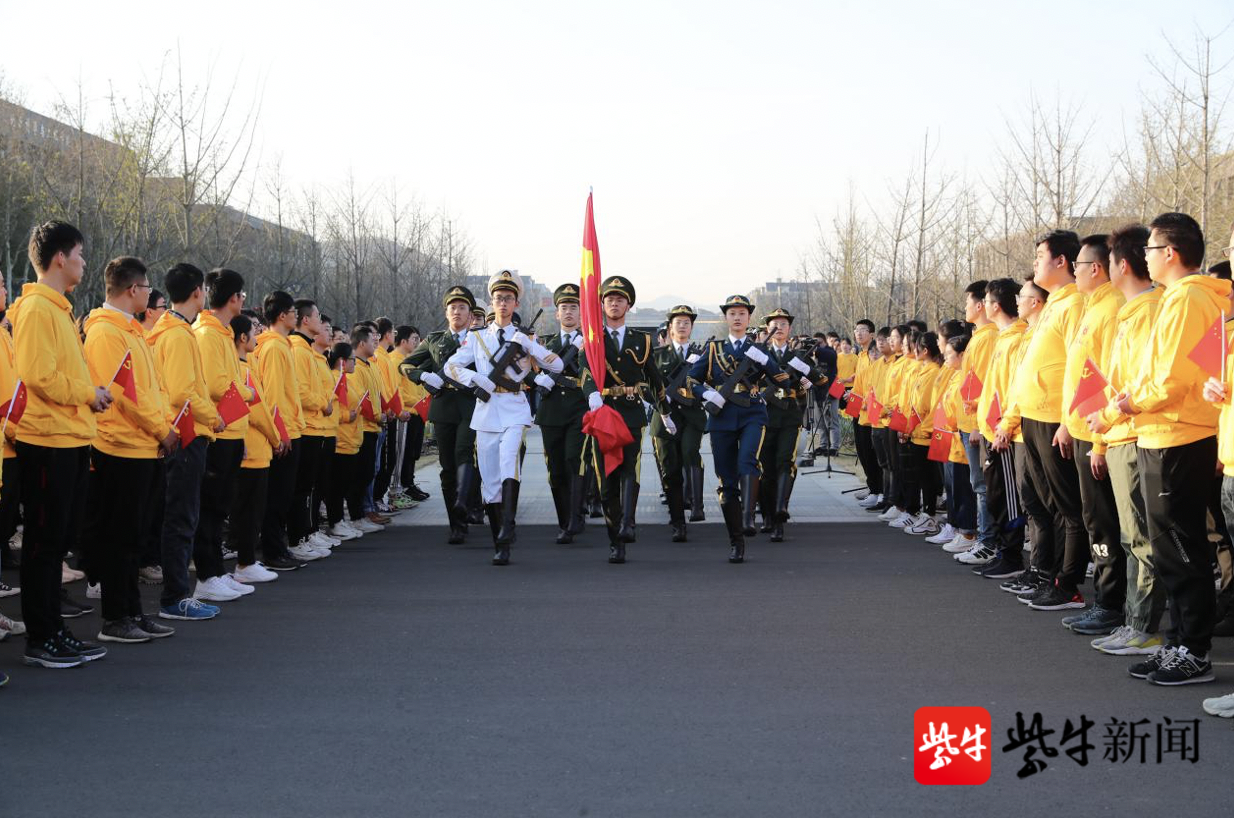 莊嚴地護送著鮮豔的五星紅旗緩緩走向國旗廣場