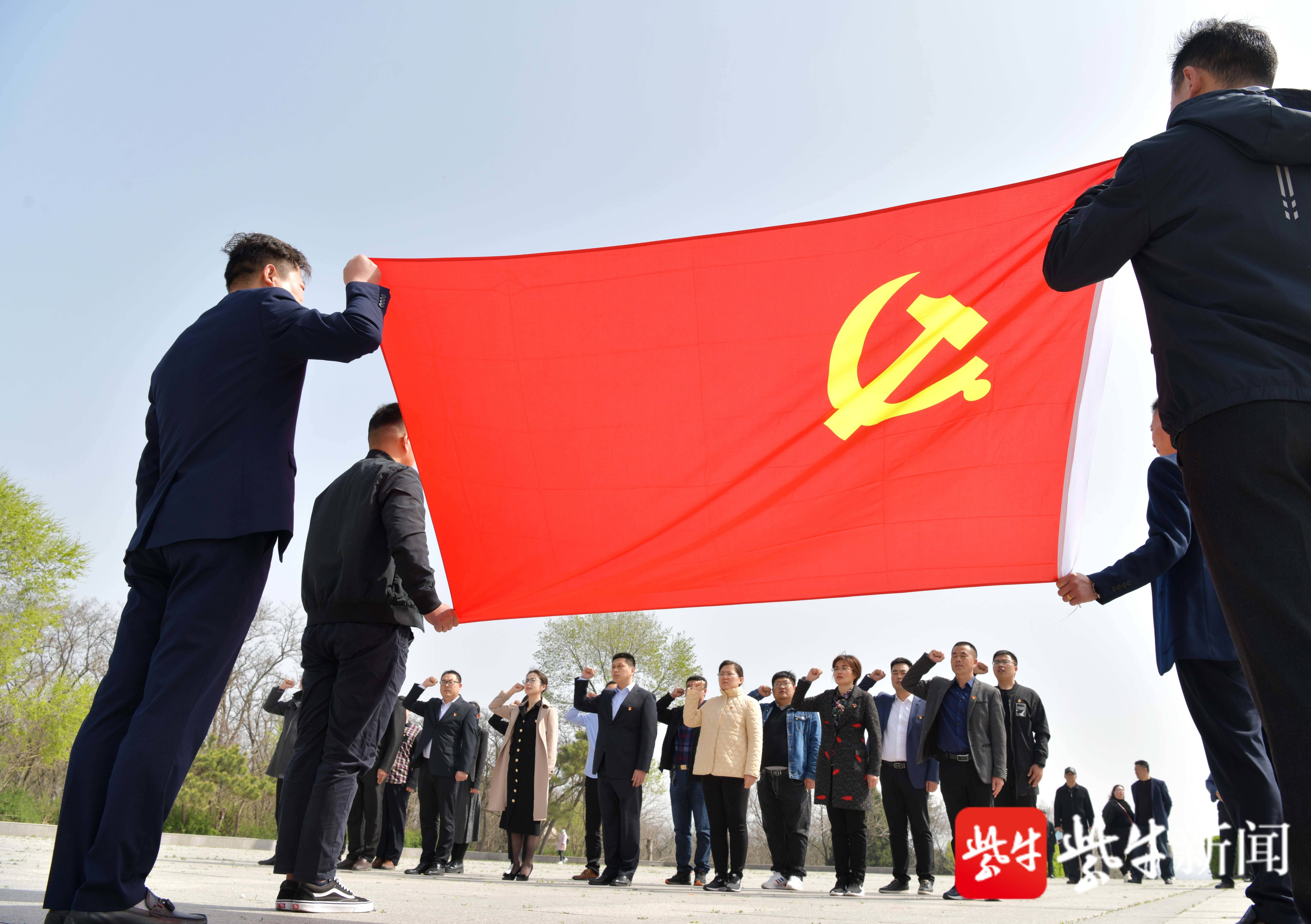 前来学习党史的党员面对党旗重温入党誓词