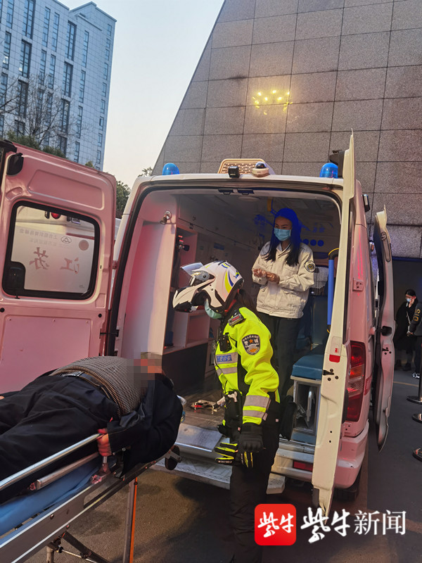 当心梗患者坐上救护车遇上晚高峰,幸亏南京江北新区交警打通生命通道