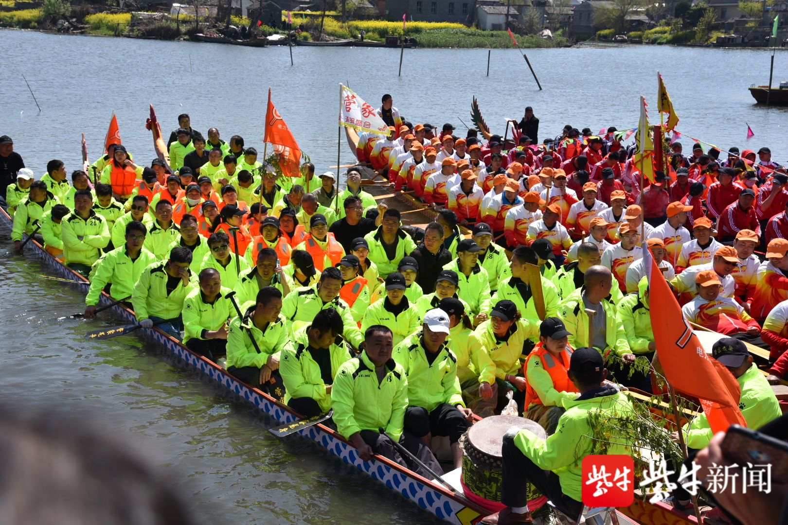 水上龍舟百舸爭流 岸邊萬名遊客吶喊助威