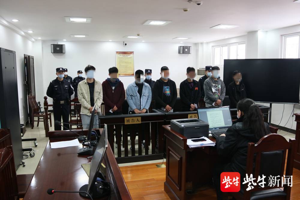 主犯周某鹏等人分别被金湖县人民法院判处有期徒刑一年到一年六个月不
