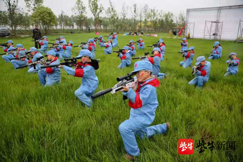 小红军在学打靶