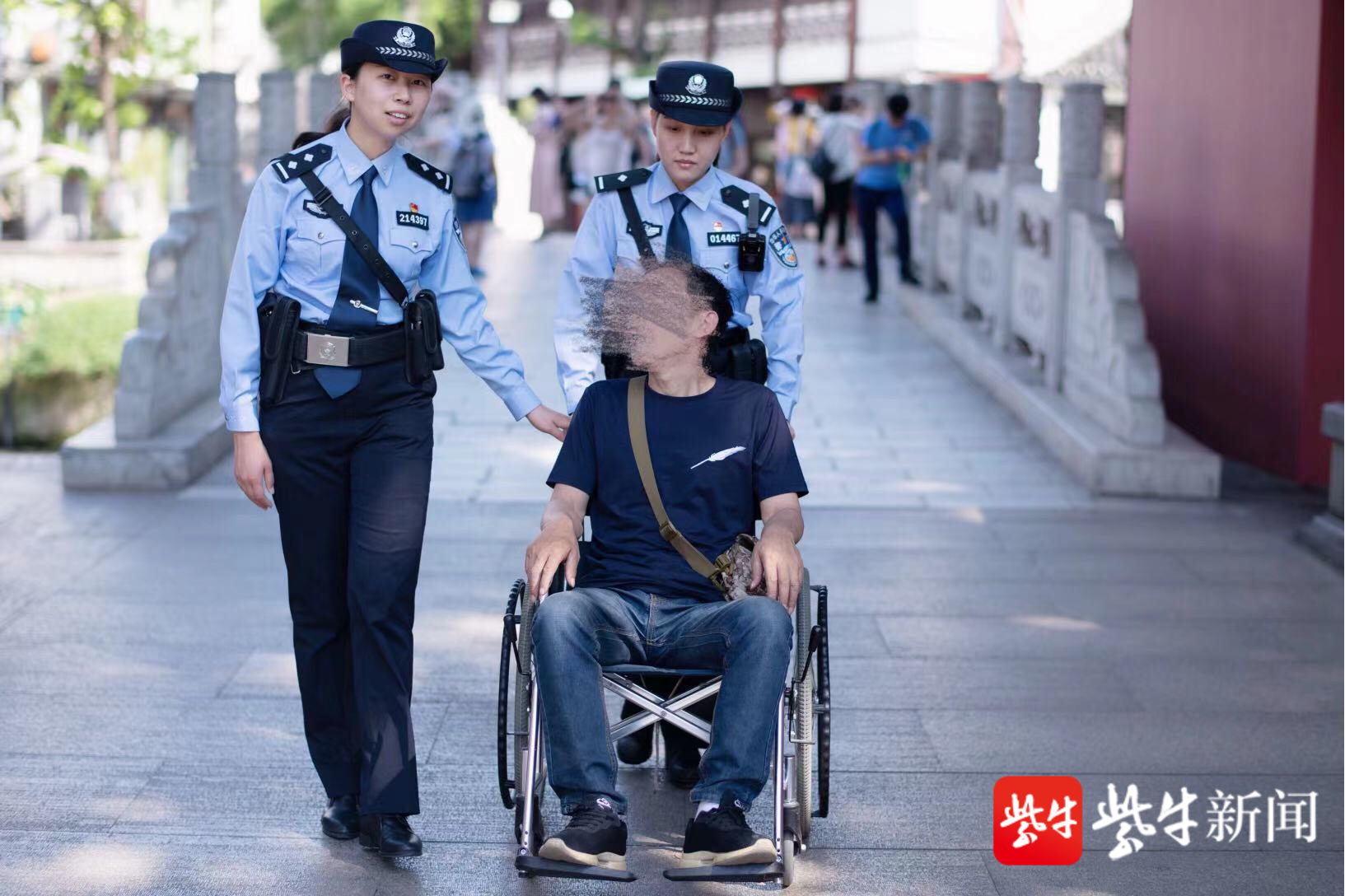 这是南京市公安局秦淮分局夫子庙派出所的女子巡逻队.