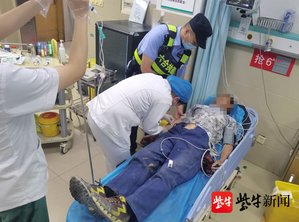 到达现场处置的民警,决定用警车运送伤者就医,一路上,拉响警笛及时将