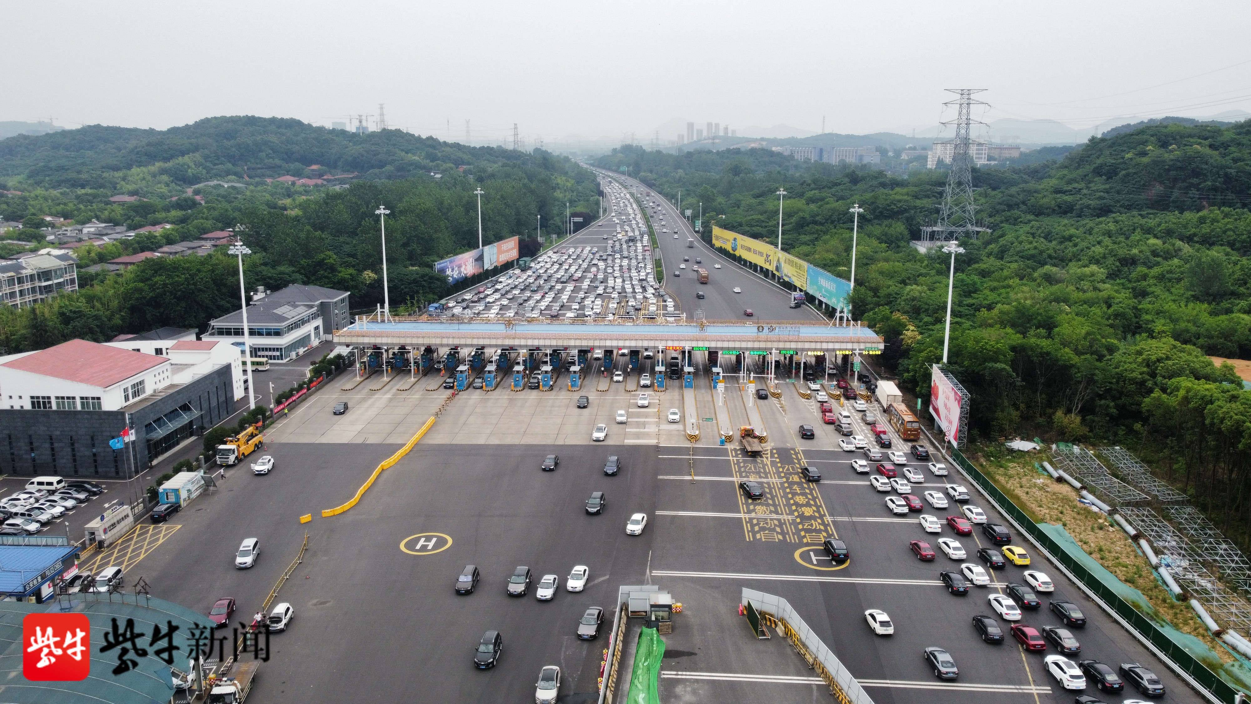 【视频】 保障通行,沪宁高速南京收费站至马群枢纽打开应急车道
