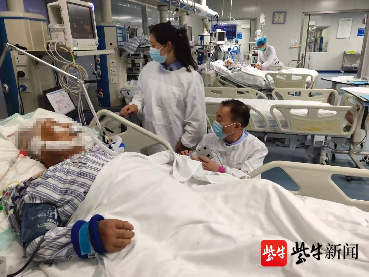 民警也会看病他们拎着设备进了重症监护室
