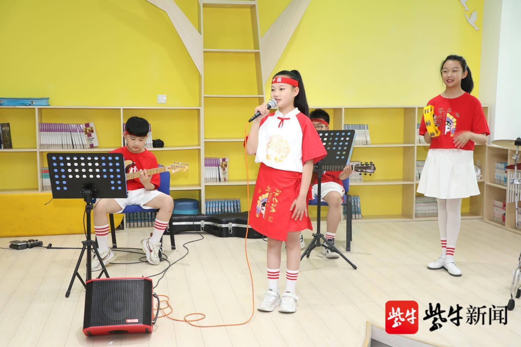 吉他电声乐队的小朋友在演奏《小手拉大手》