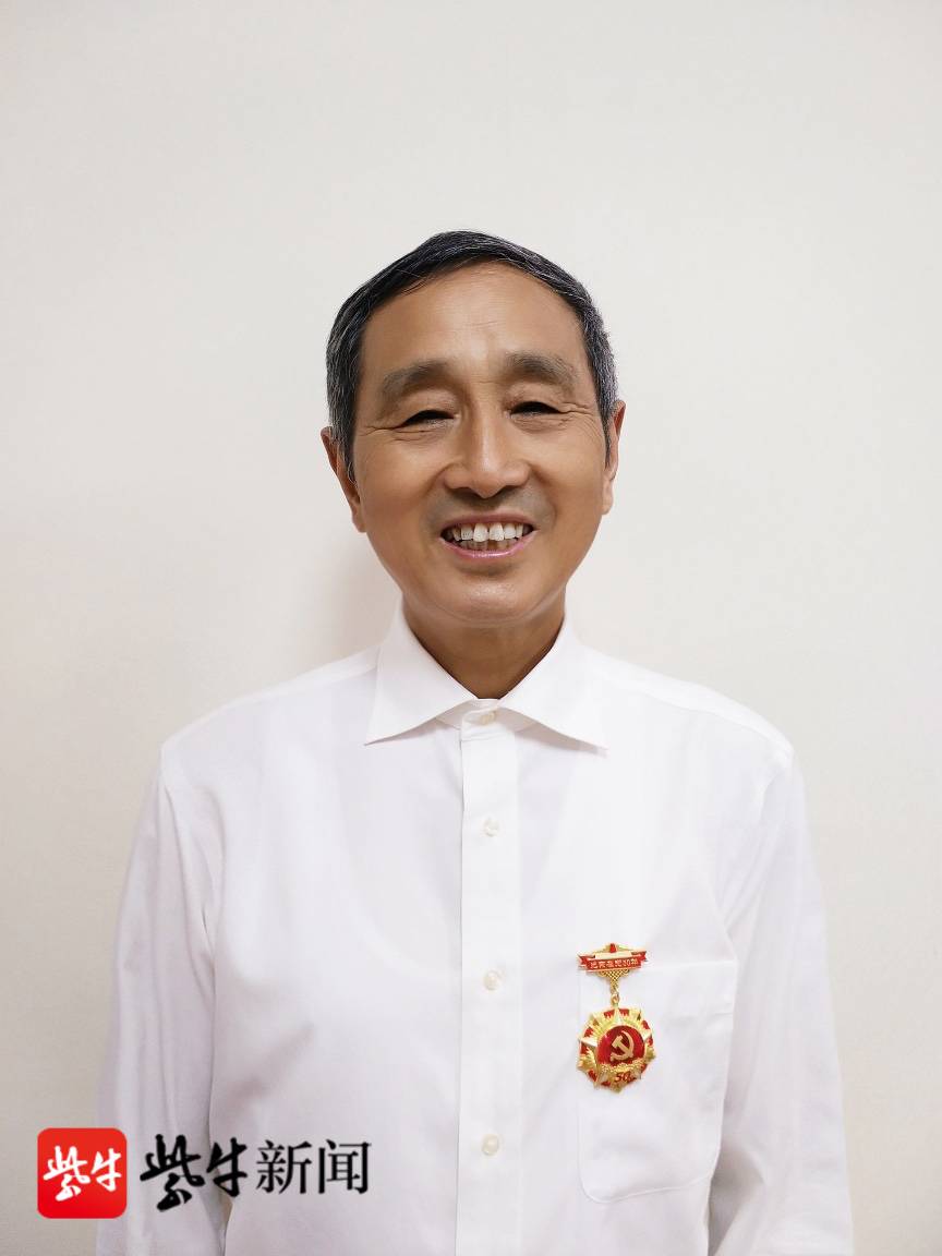 南京城墙保护管理中心的老党员冯海鹏和赵毅刚刚收到"光荣在党五十年"