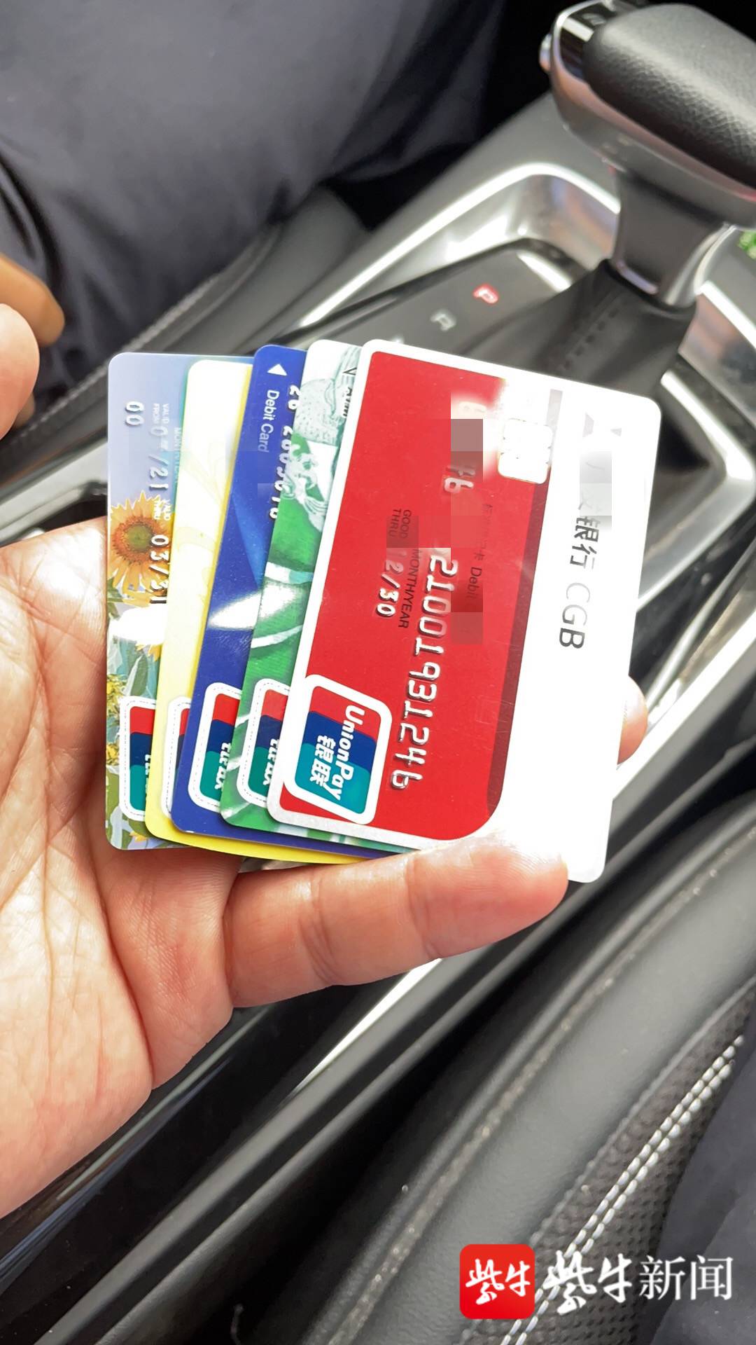 办一张银行卡就得6000块,两人没经受住诱惑办卡干了这事,涉嫌犯罪!