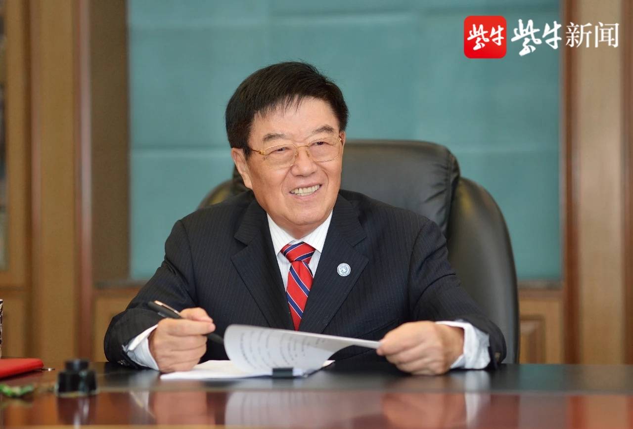 扬子江药业集团董事长徐镜人逝世 数千乡亲冒高温马路边接他"回家"