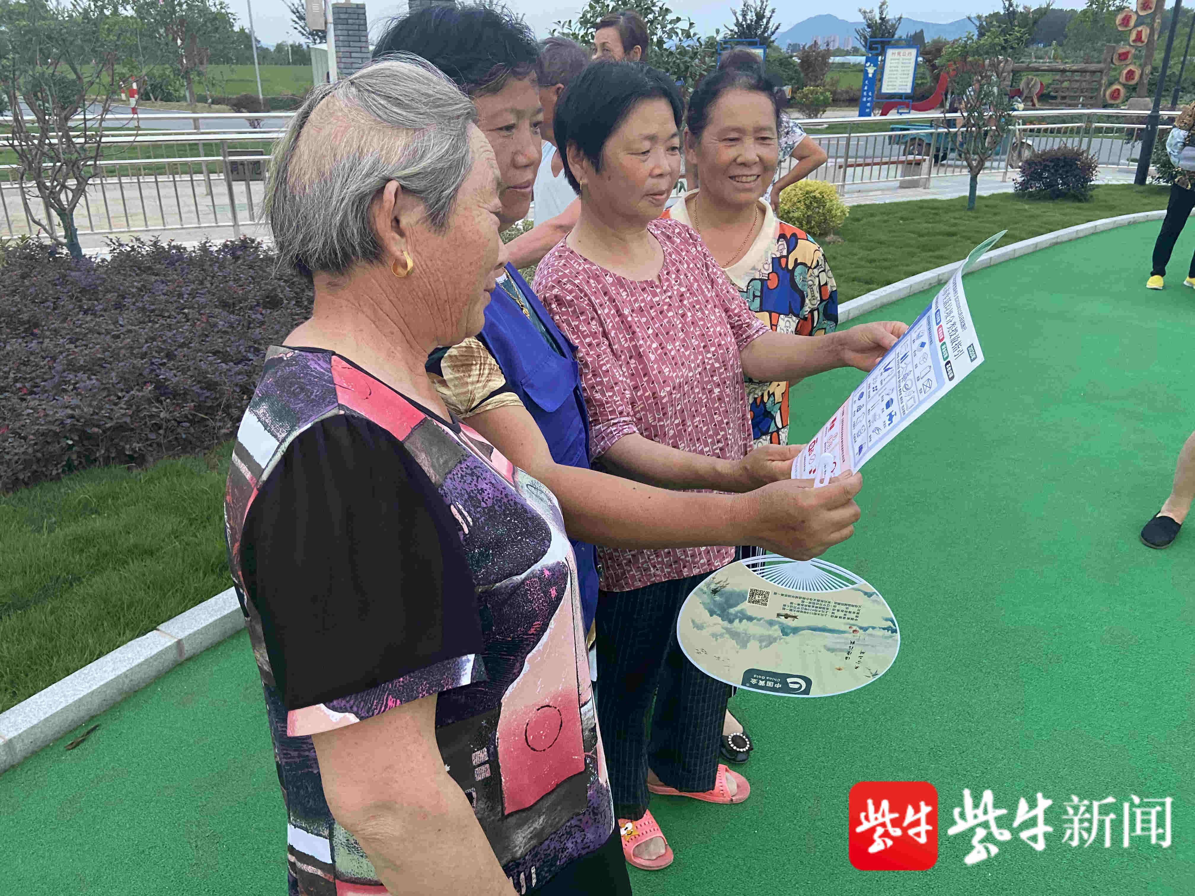 南京栖霞区太平村开展巾帼志愿者垃圾分类宣传