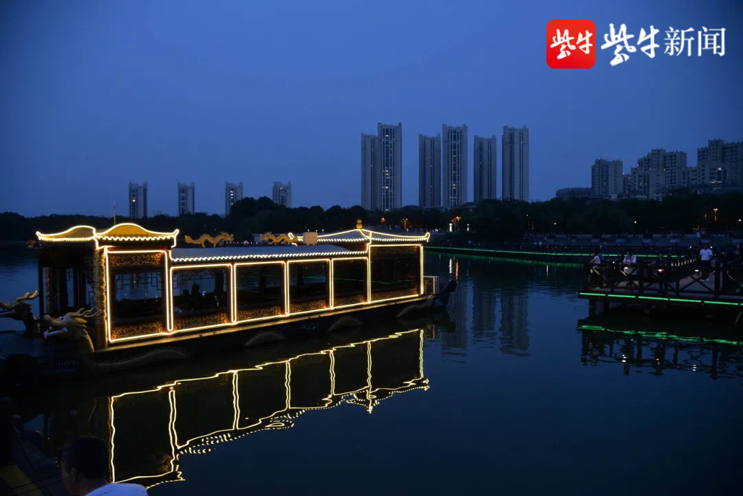 本次活動以濱水古城霓虹夜景,西津渡夜色初上及長江