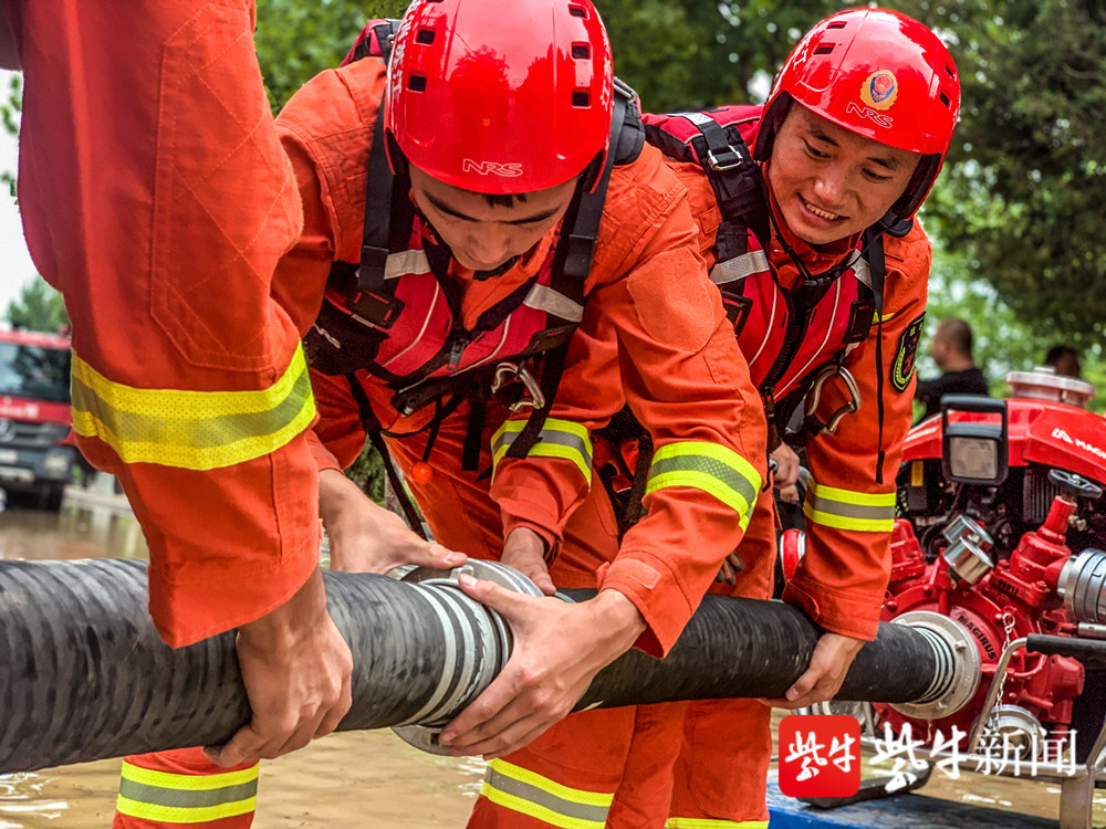 視頻|馳援河南!南京消防員吃沒泡開的面真香