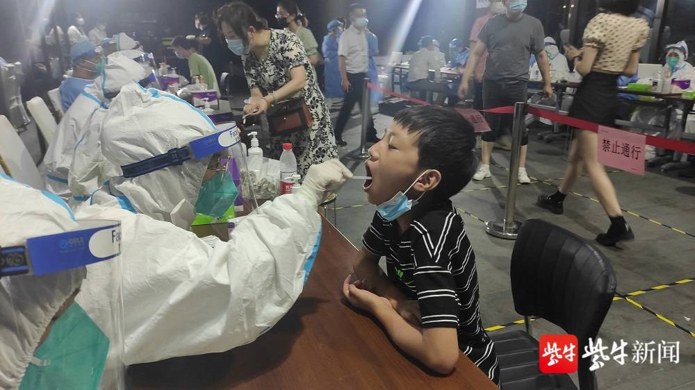 新闻110 24小时奋战 昨夜 宁未眠 记者凌晨直击全员核酸检测现场