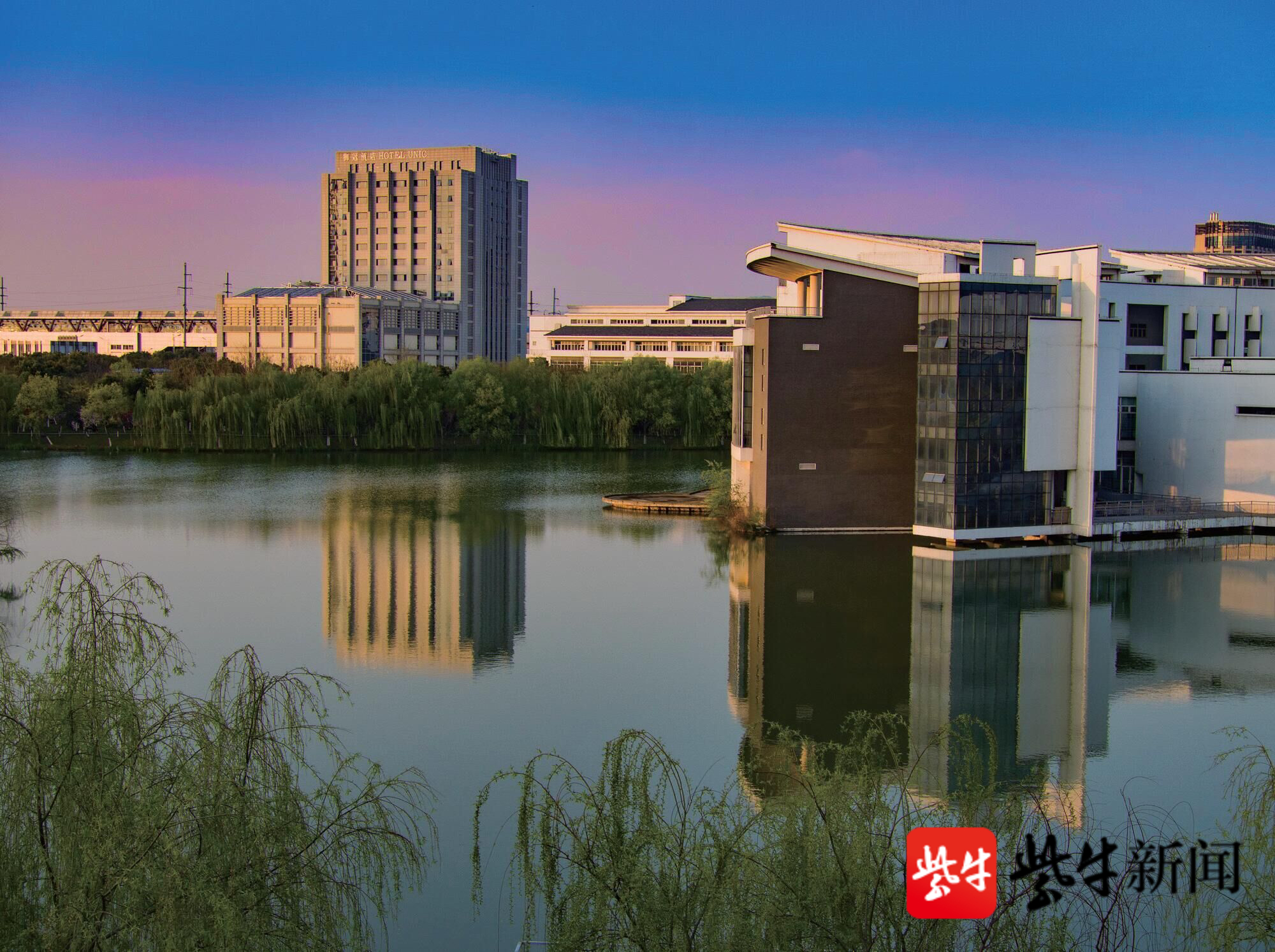 南京旅游职业学院校门图片