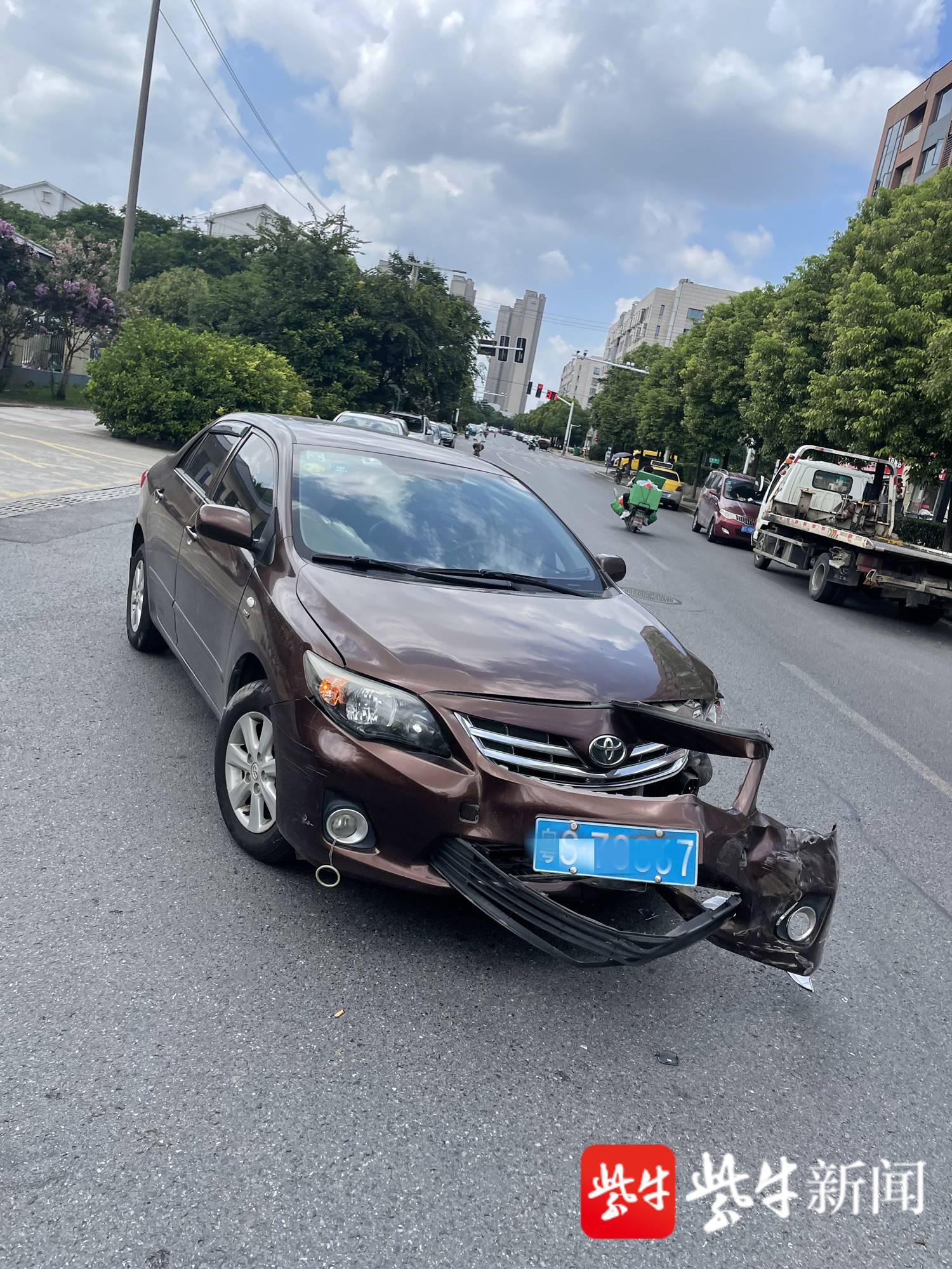 图为相撞后车辆受损