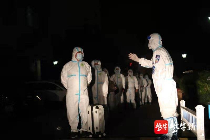 图为扬州警方参与转运隔离人员.