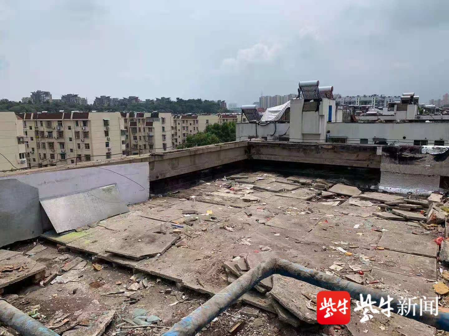 樓頂違建導致常漏水南京鼓樓城管及時拆除