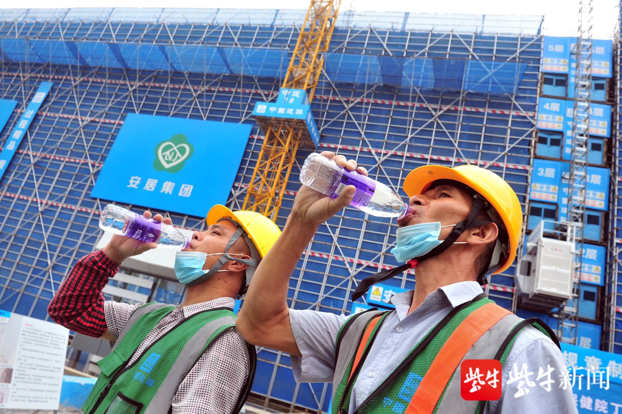 而工地安全员每天负责检查工人们的健康码,行程码,并对工人们进行体温