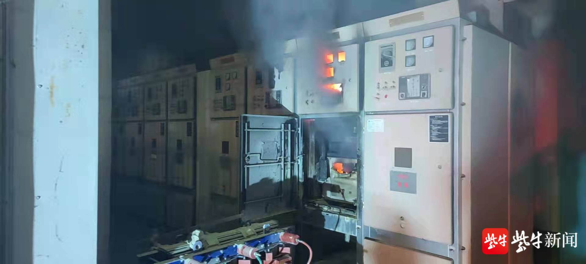 救援支队指挥中心接到报警,镇江丹徒区一企业厂房内配电房发生火灾