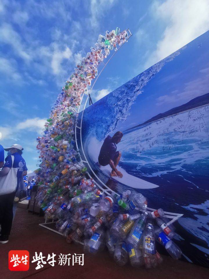 由饮料瓶构建起的帆船造型,呼吁人们保护海洋生态,减少海洋垃圾