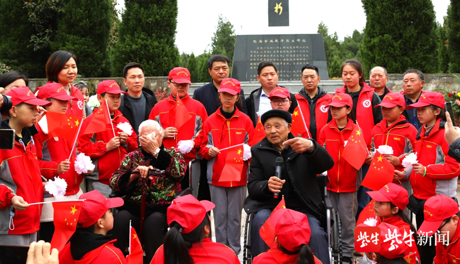 烈士遗孀陈士英在盱眙县天泉湖镇古城战斗烈士陵园内的纪念碑前号啕