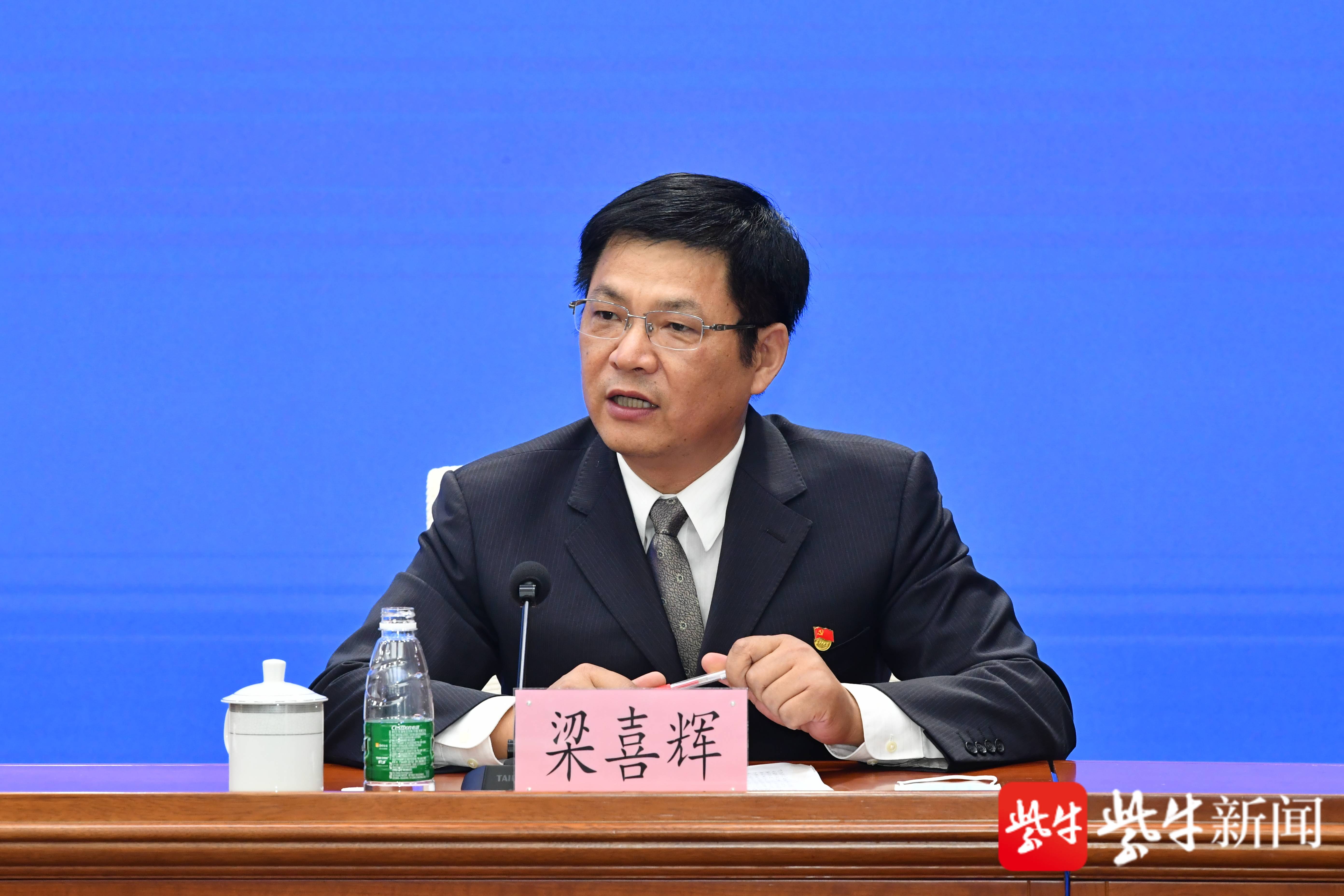 盐城市水利局副局长梁喜辉回答记者提问