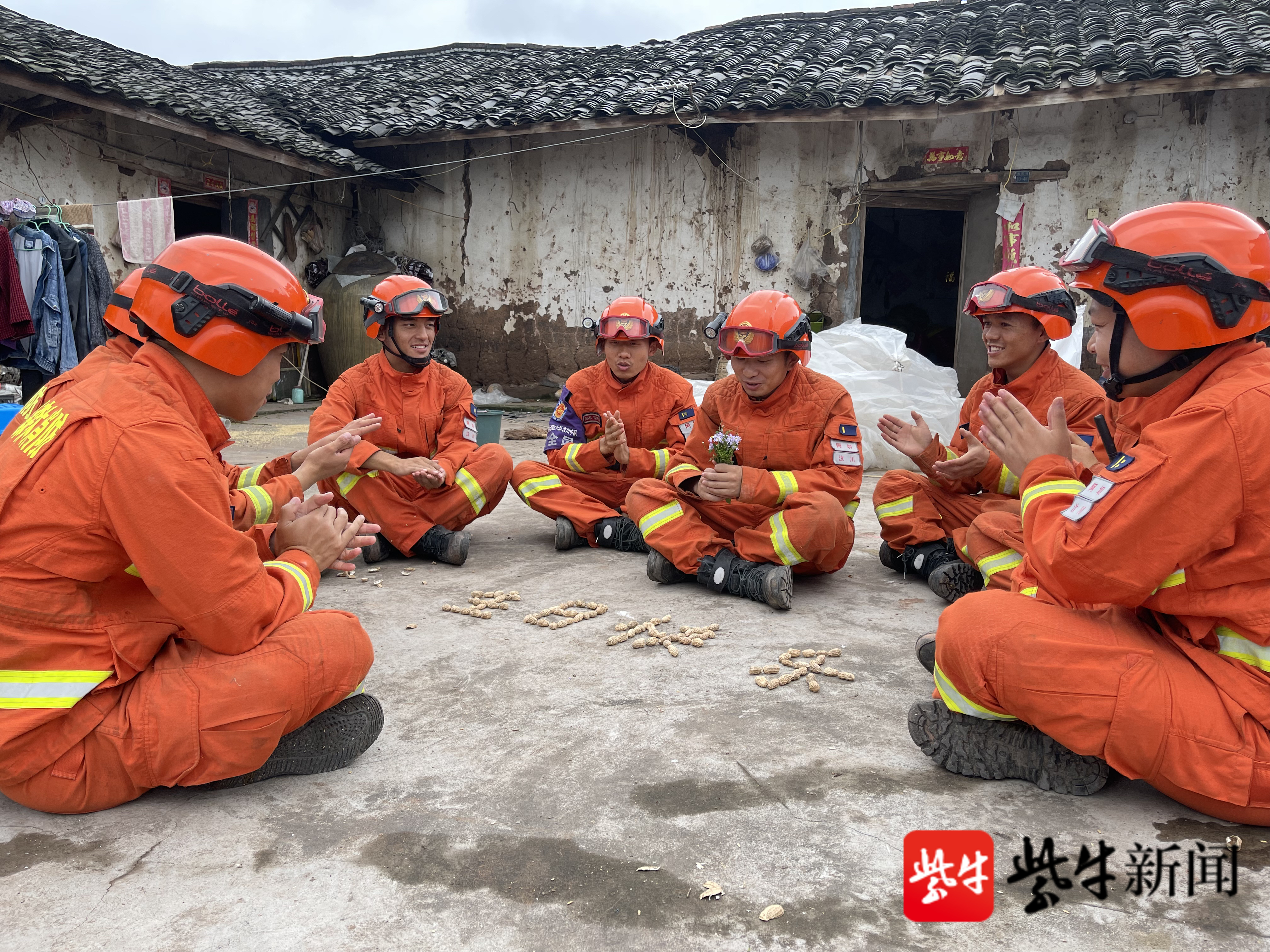 经历过汶川地震的90后消防员在泸县救灾现场过生日,他