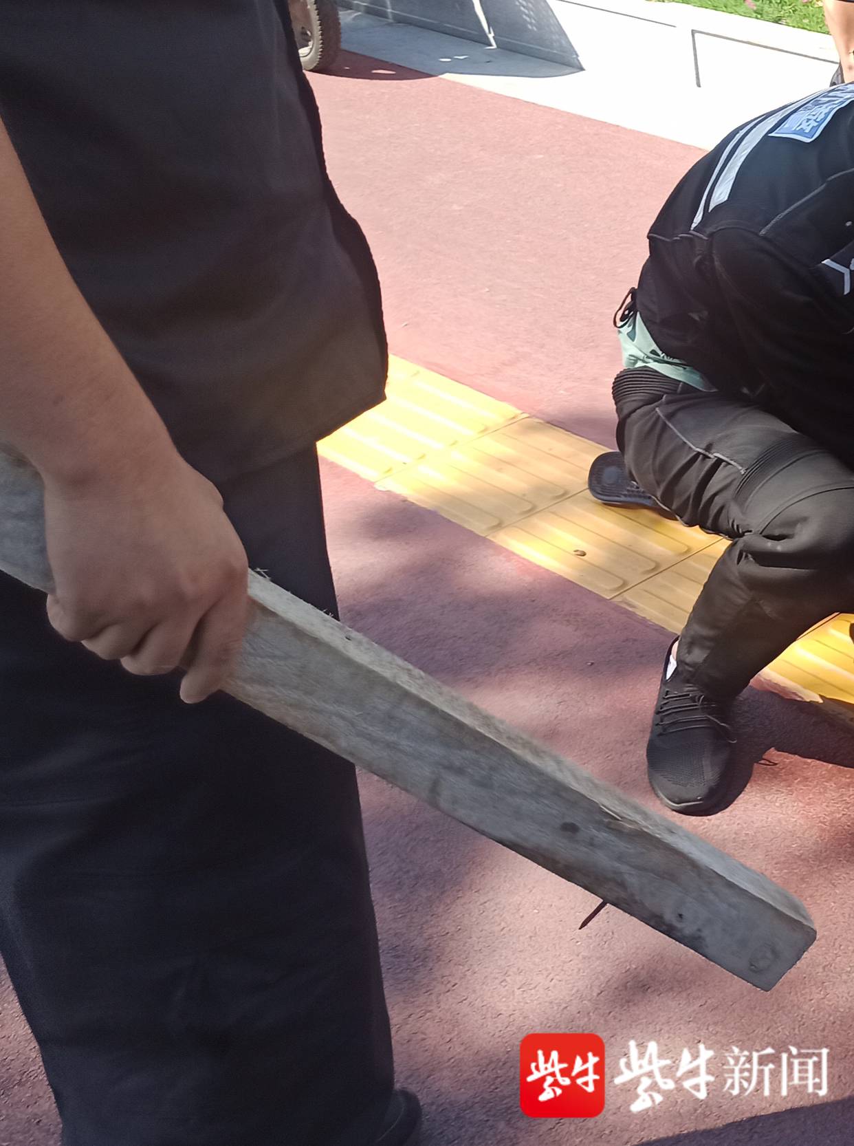 带了根"带钉木棍",男子付1分钱抢走1部苹果12pro max