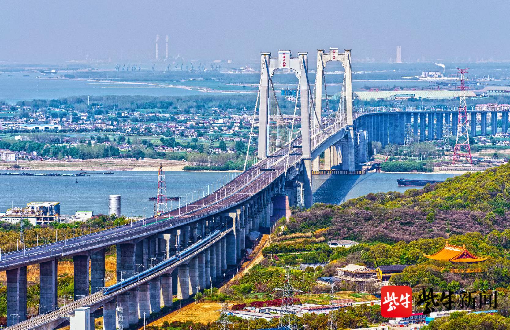 连淮扬镇铁路上列车跨越长江  崔永兴摄