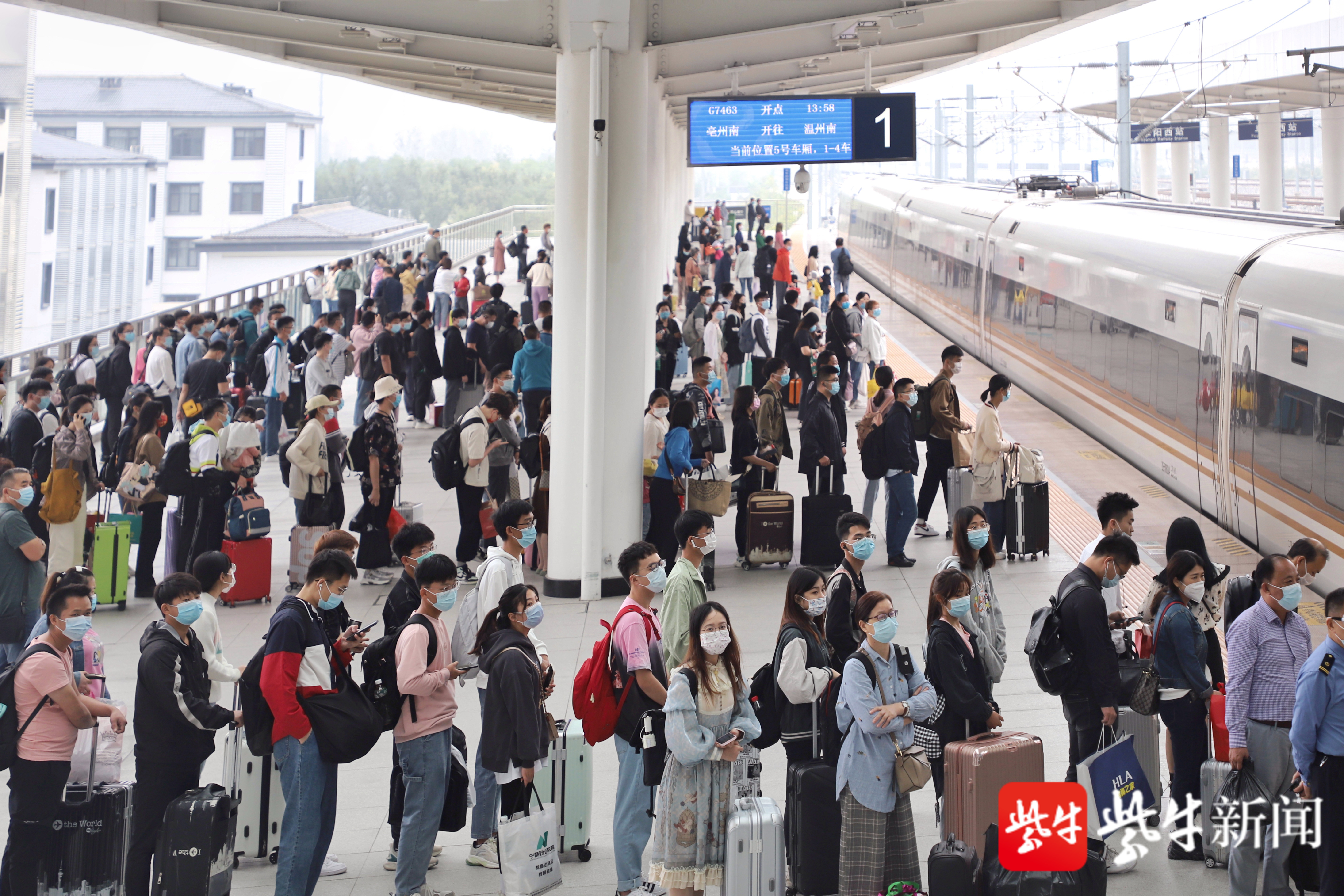 旅客在阜阳西站站台有序排队  许媛媛  摄