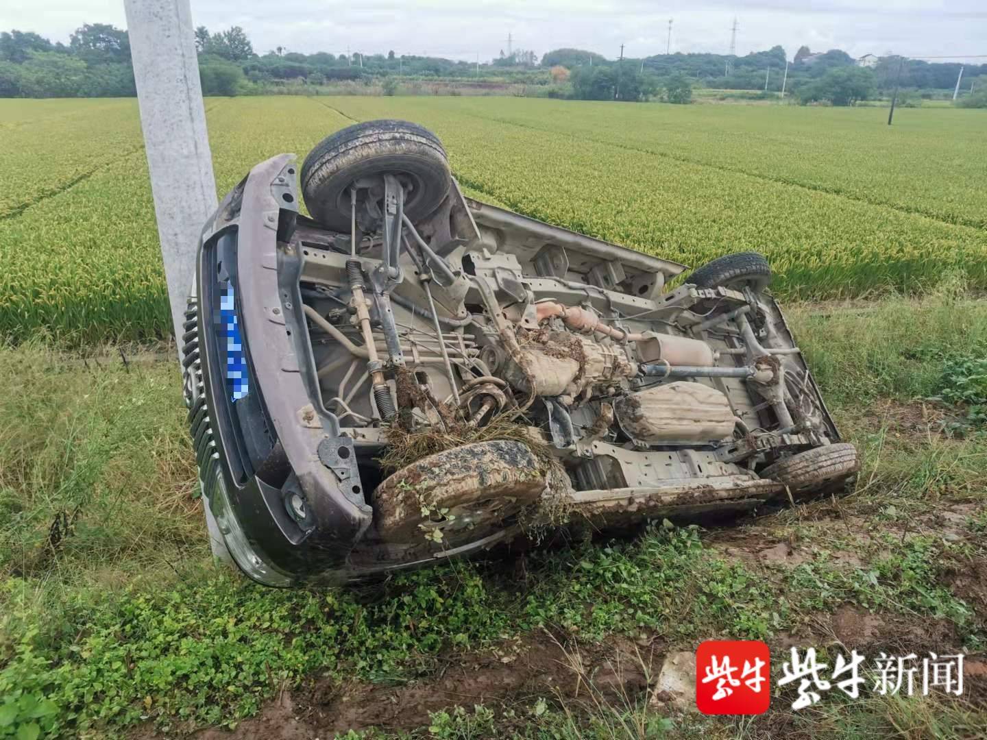 两车"狭路相逢"避让不当,面包车翻成"四脚朝天"