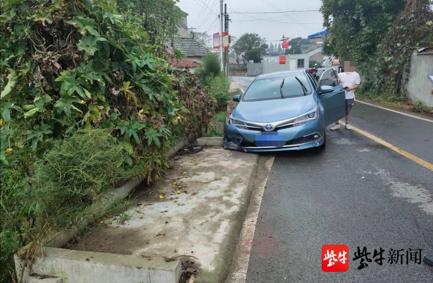 这样的"落差"经常被驾车人疏忽:男子车内认准停车位一停就撞路牙