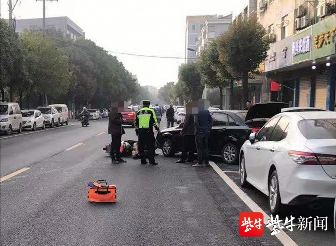 圖為小轎車撞電動車的現場.