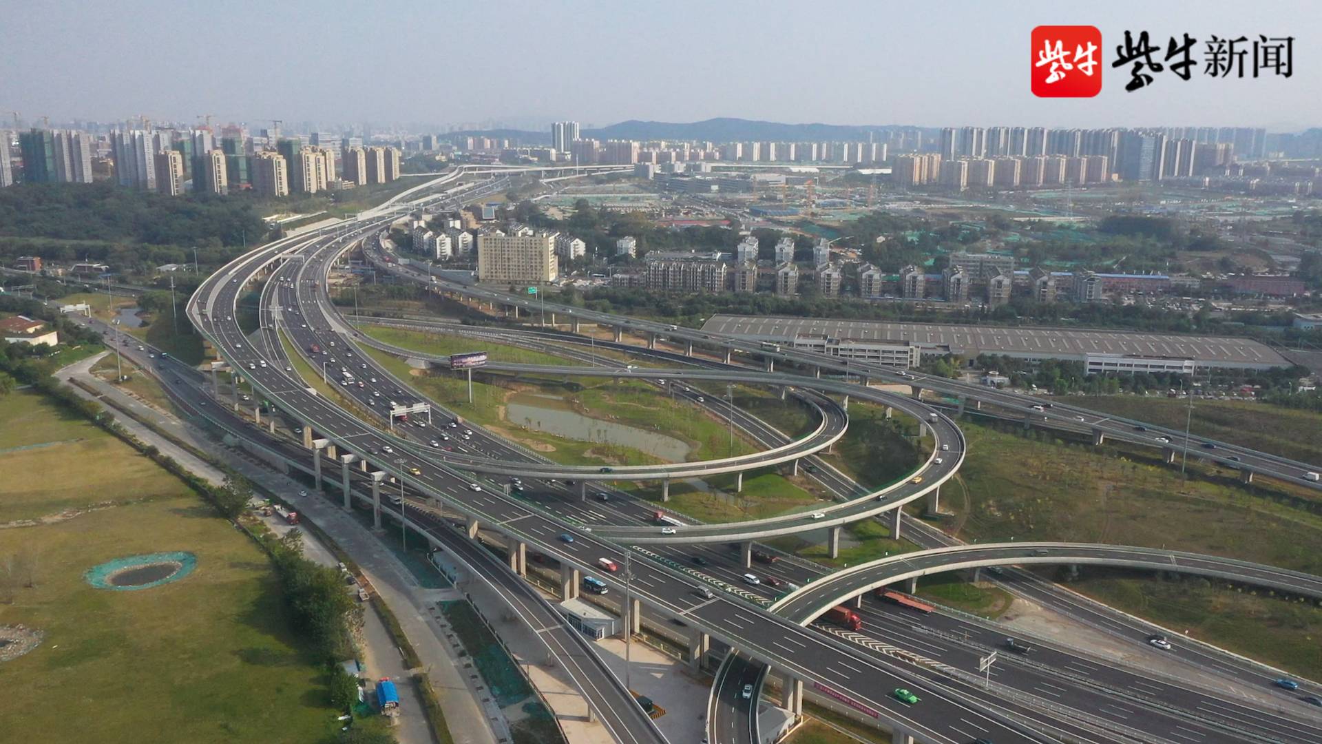 10月29日,扬子晚报/紫牛新闻记者来到南京最大的立交桥南京油坊桥互通