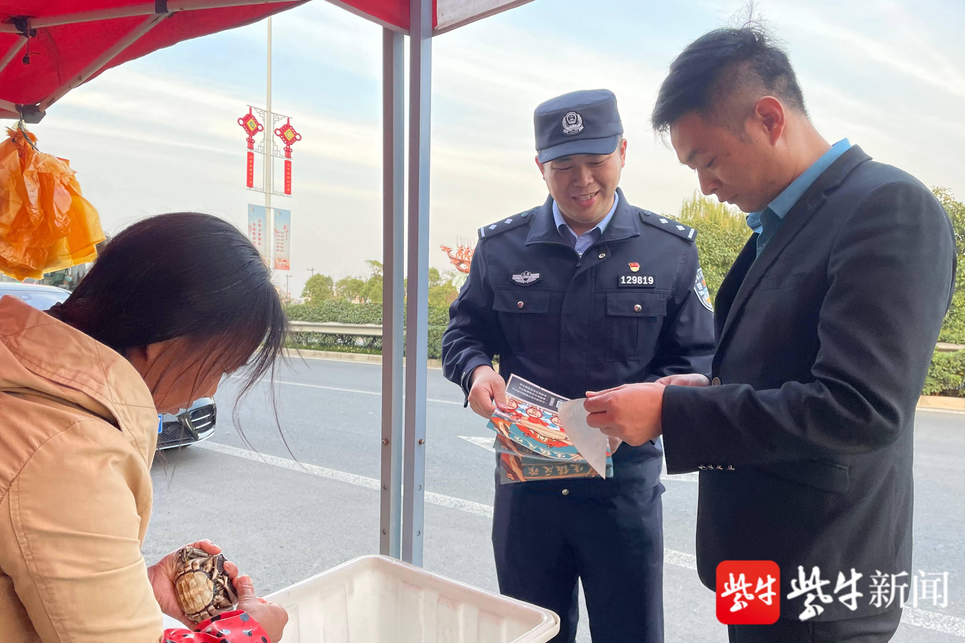 姜堰警方生猛反诈宣传随溱湖簖蟹爬向远方