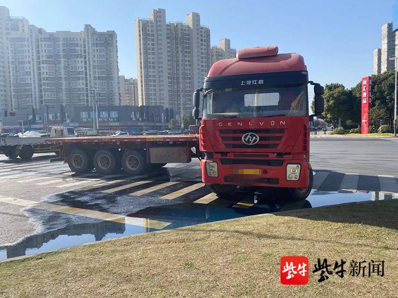 半挂车转弯"神龙摆尾",车头撞车身致油箱漏油