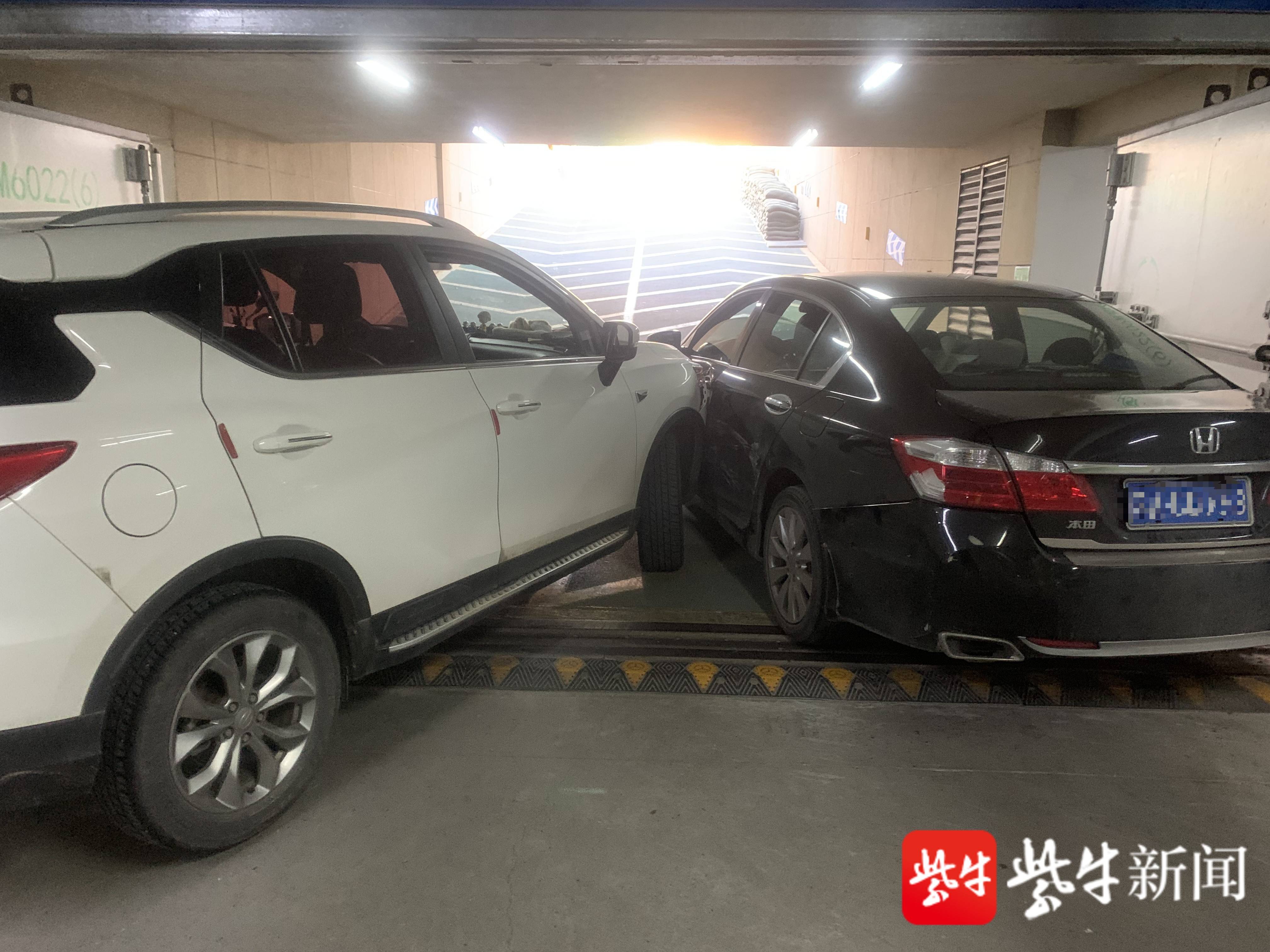 两车主都急着出地下车库一个左拐一个右拐结果撞了