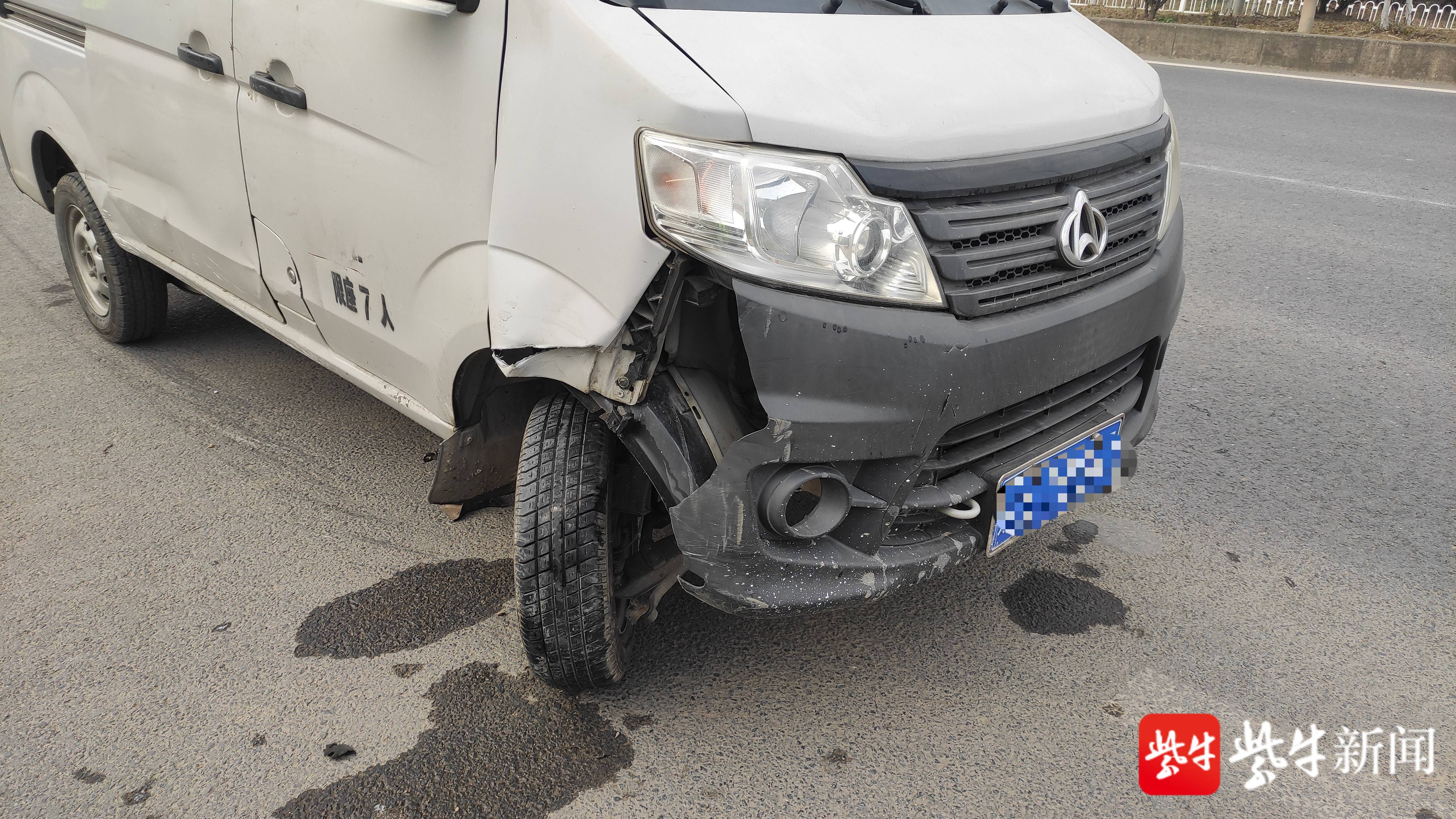 图为面包车撞隔离桩现场