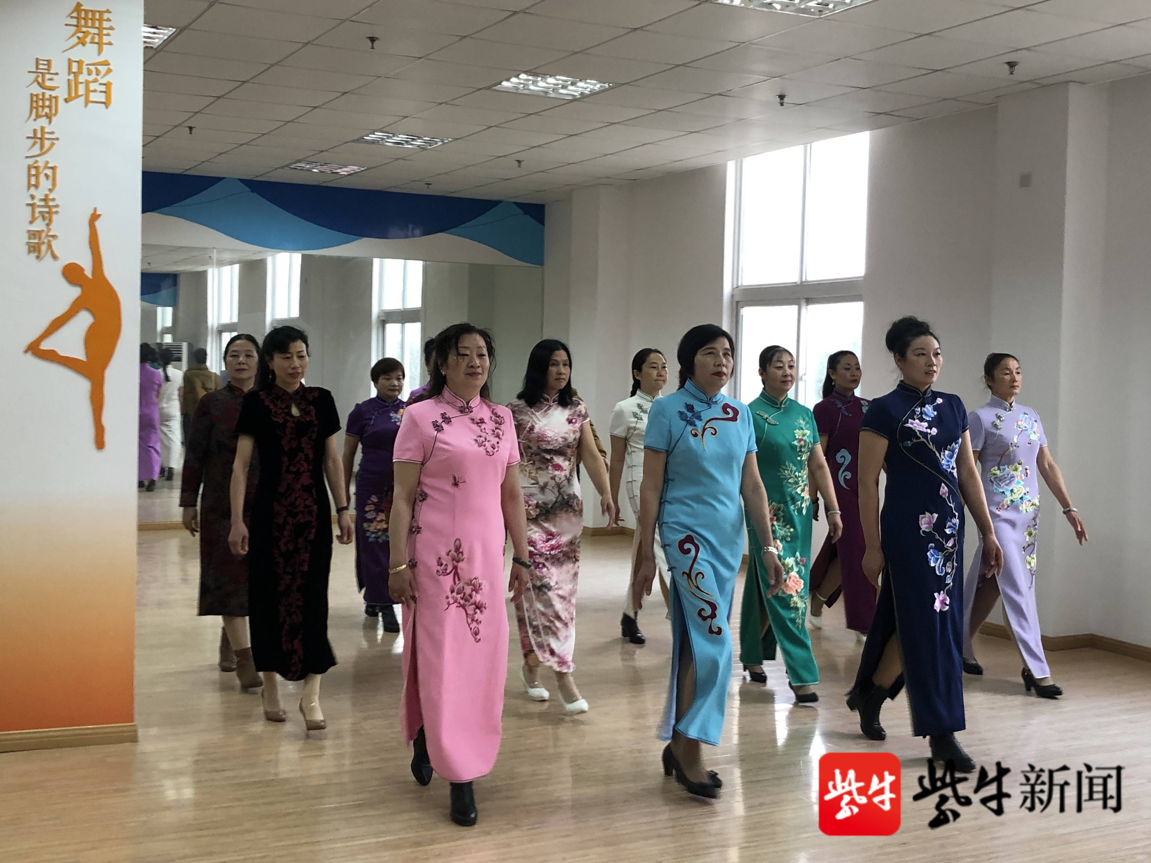 南京栖霞靖安佳园社区妇联开展旗袍秀培训班