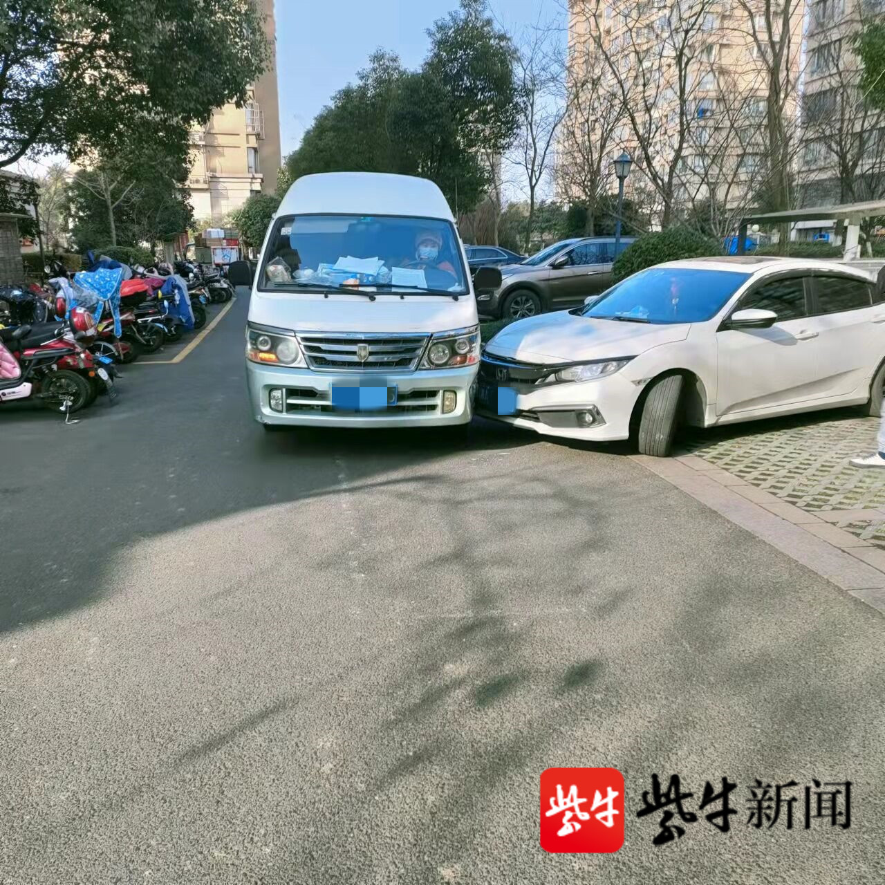 图为两车相撞的现场