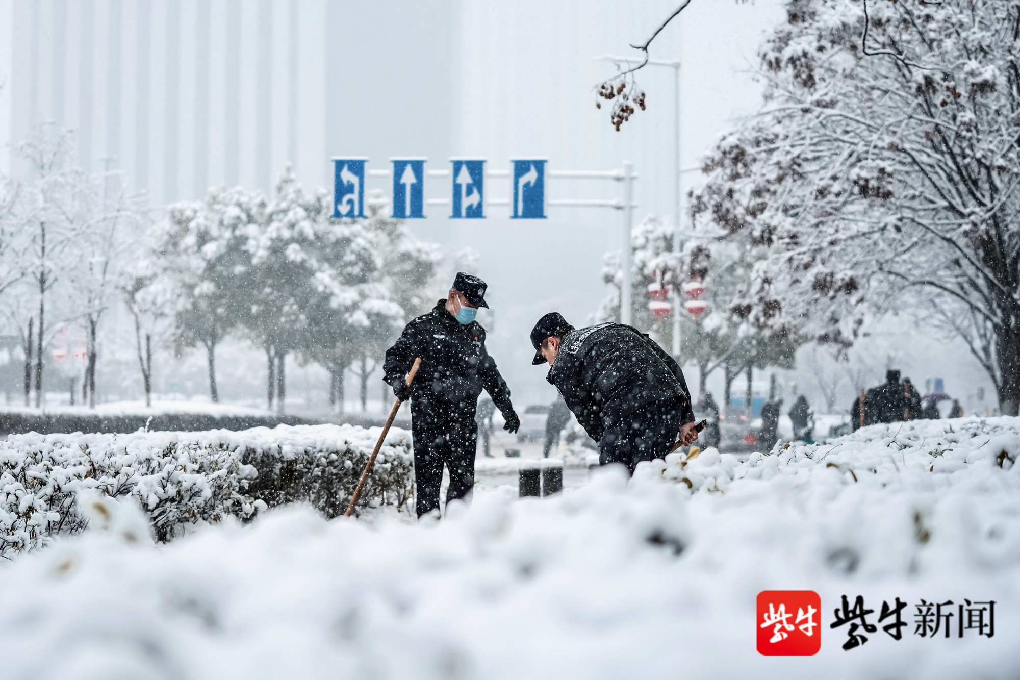 值勤扫雪两不误南京特警队员加入扫雪队伍