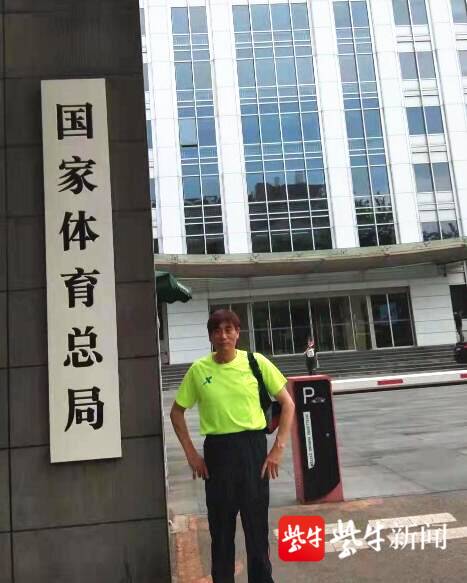 我愿意为你们挡子弹挡拳头 对你们从头发管到鞋袜 中国女冰队有个 扬州陈爸爸
