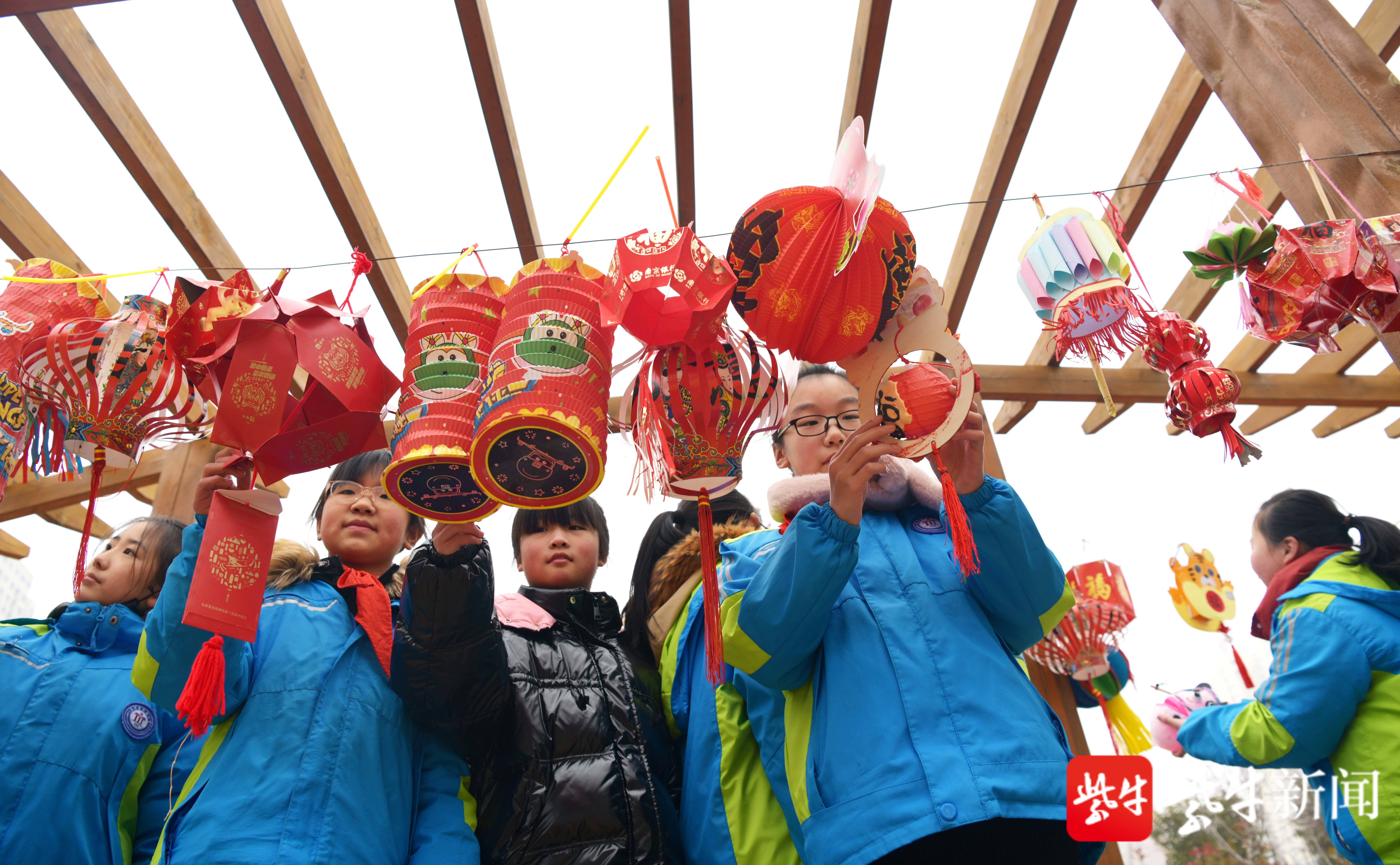 2月14日,连云港市东海县实验小学的学生在做灯笼.