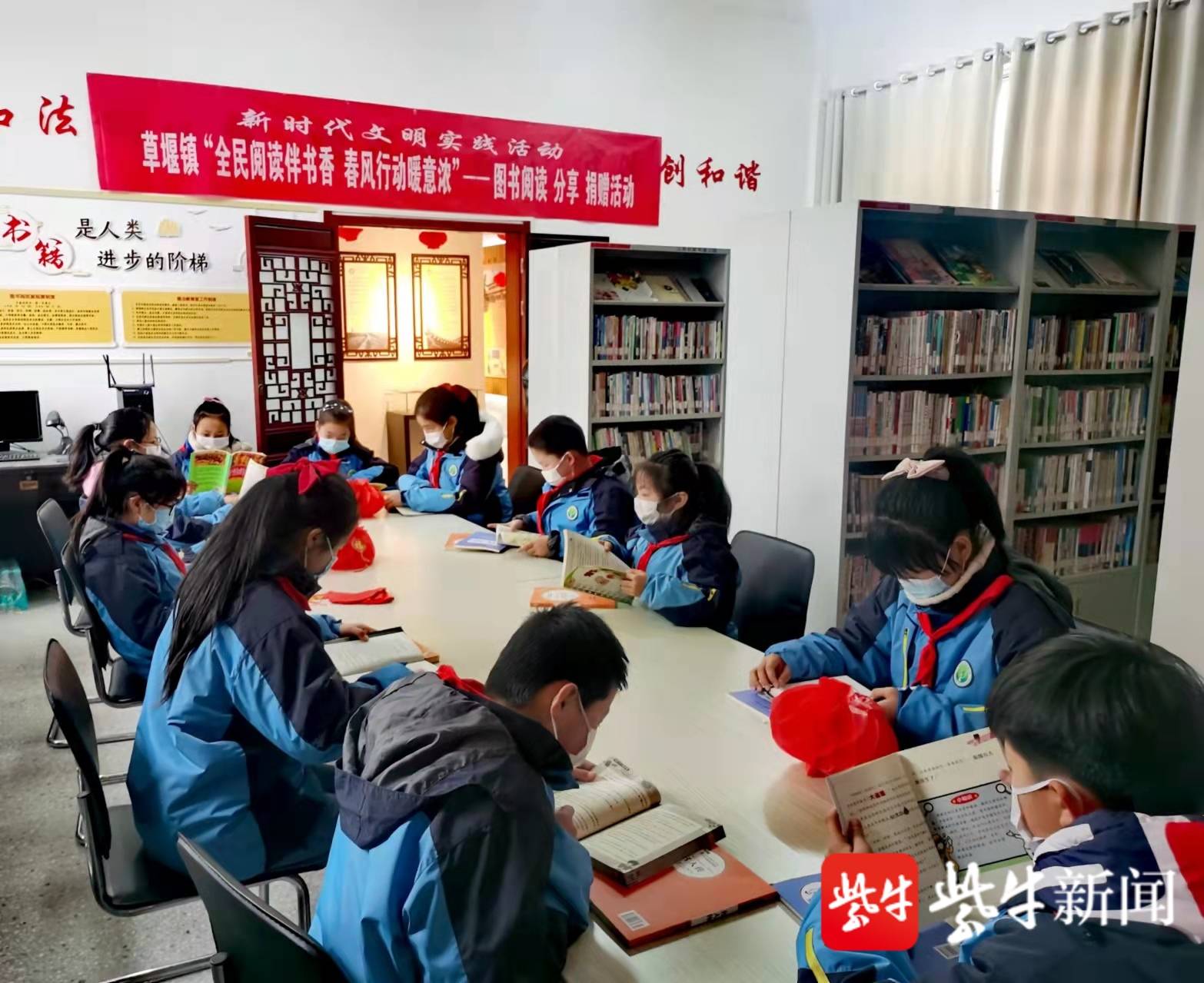小朋友们认真阅读图书