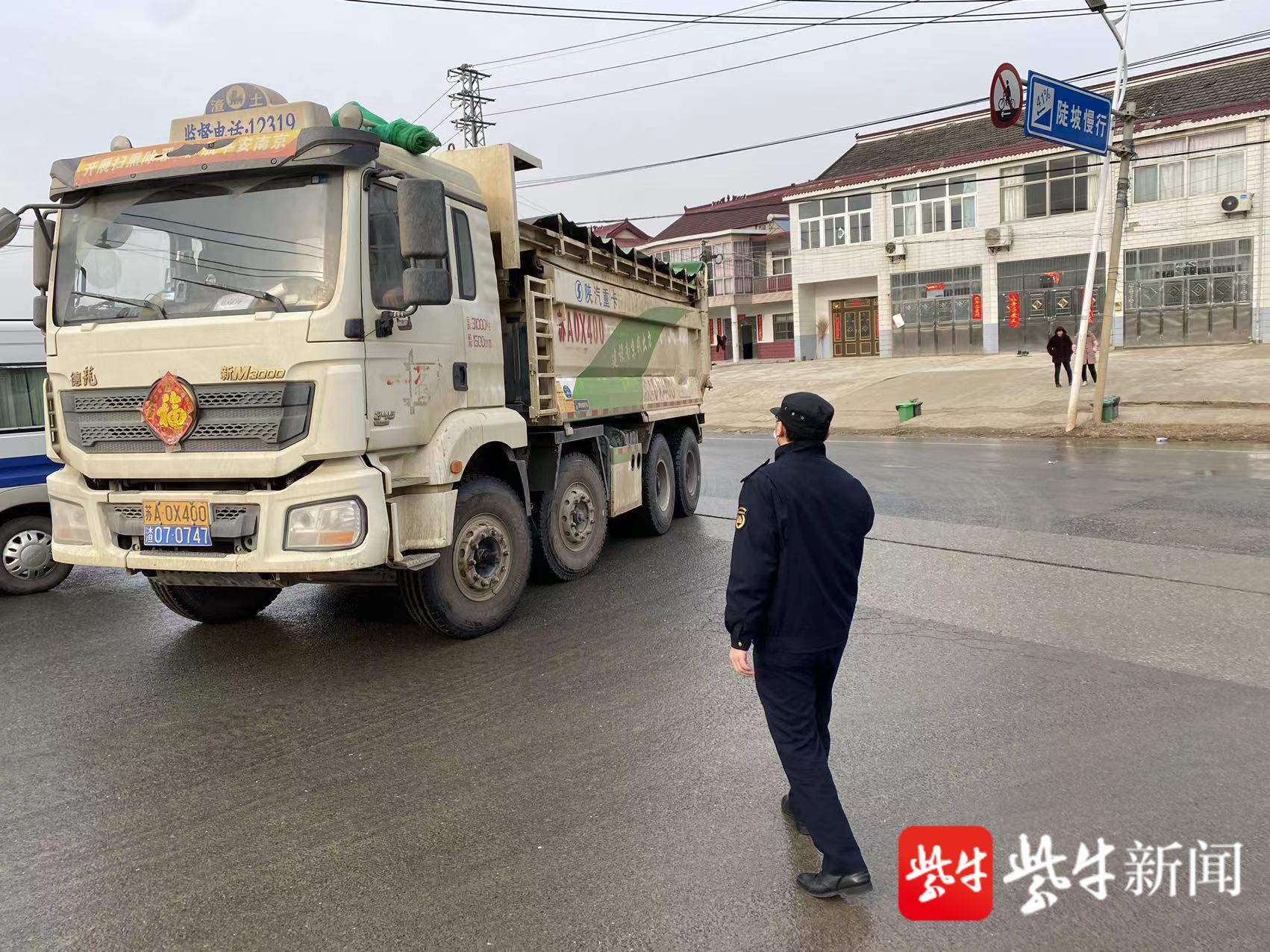 渣土车运输污染路面南京六合城管及时查处