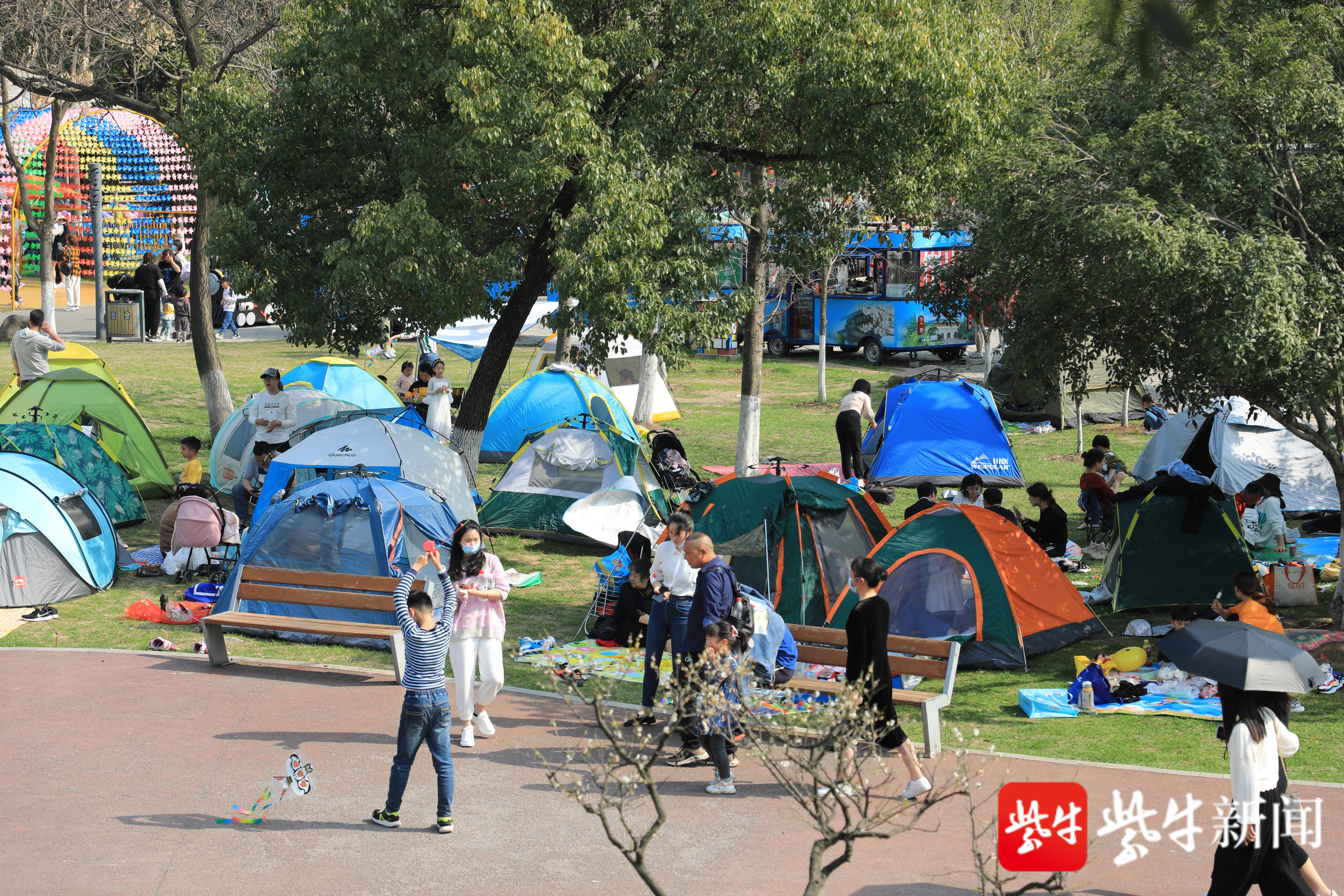 公园里的帐篷展览