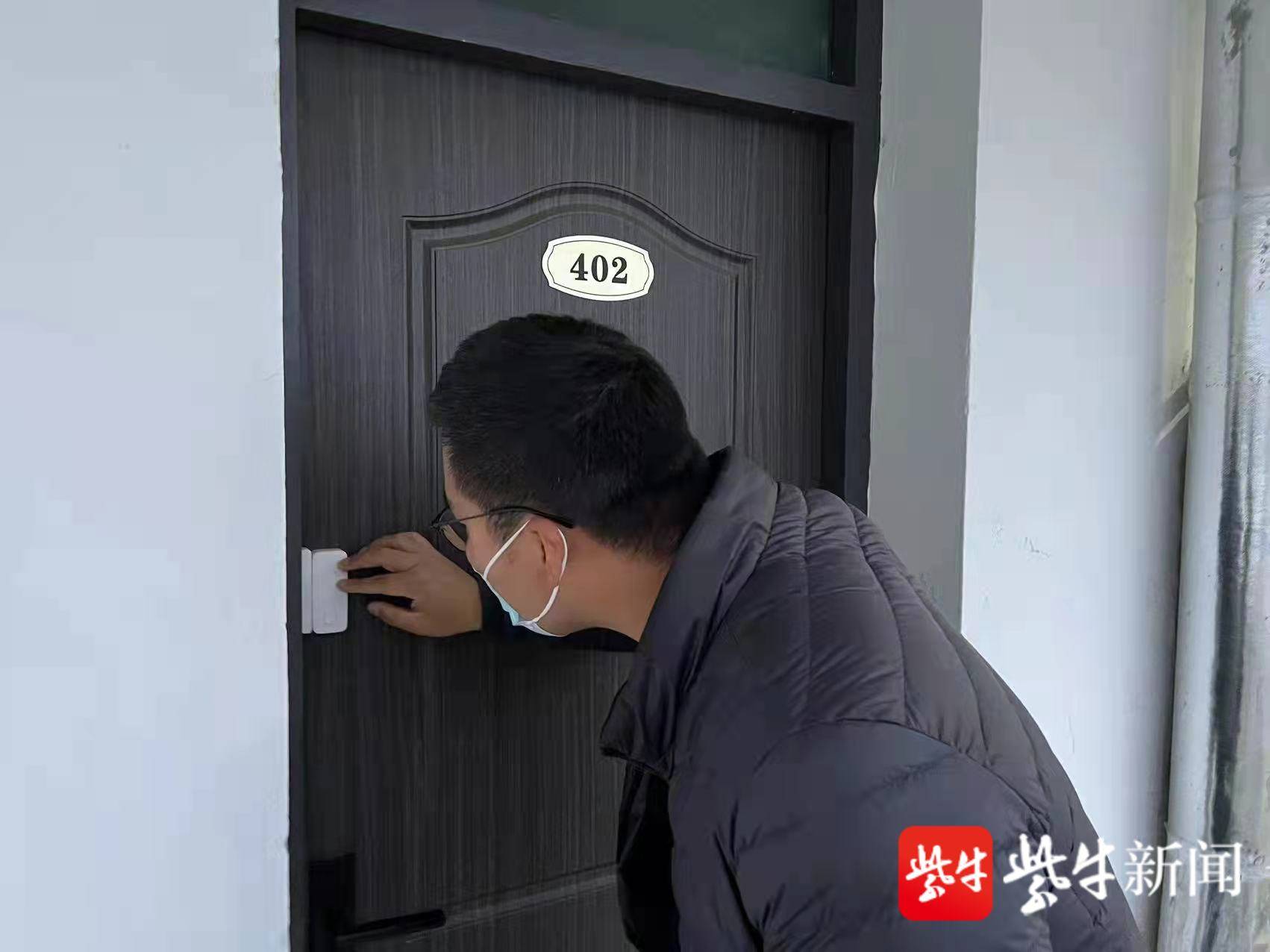 在戴溇村,网格员吴云峰将联网智能电子门禁装在两居家隔离人员的门上