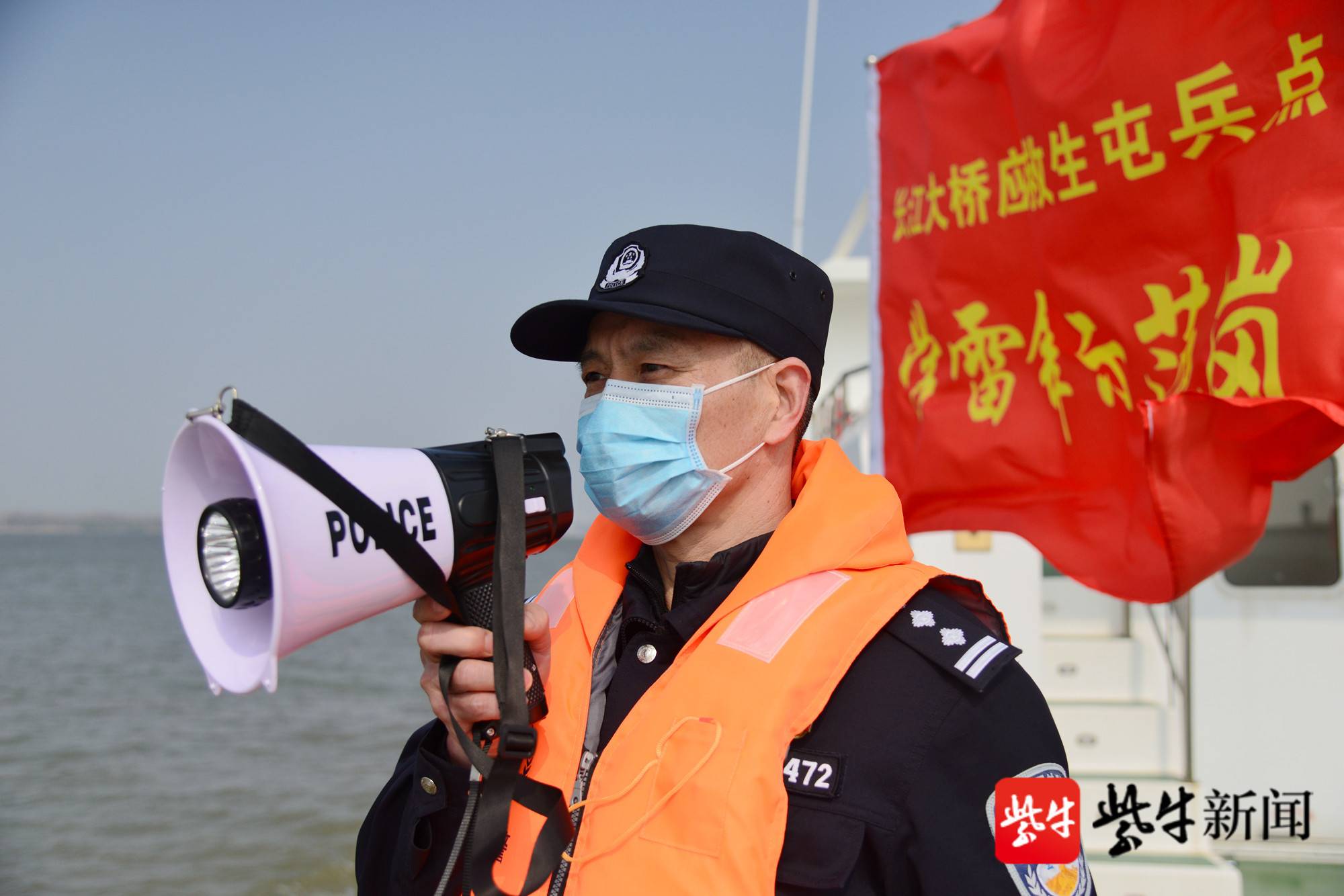 为保证水上快递生活无忧南京水警为船民运送生活物资